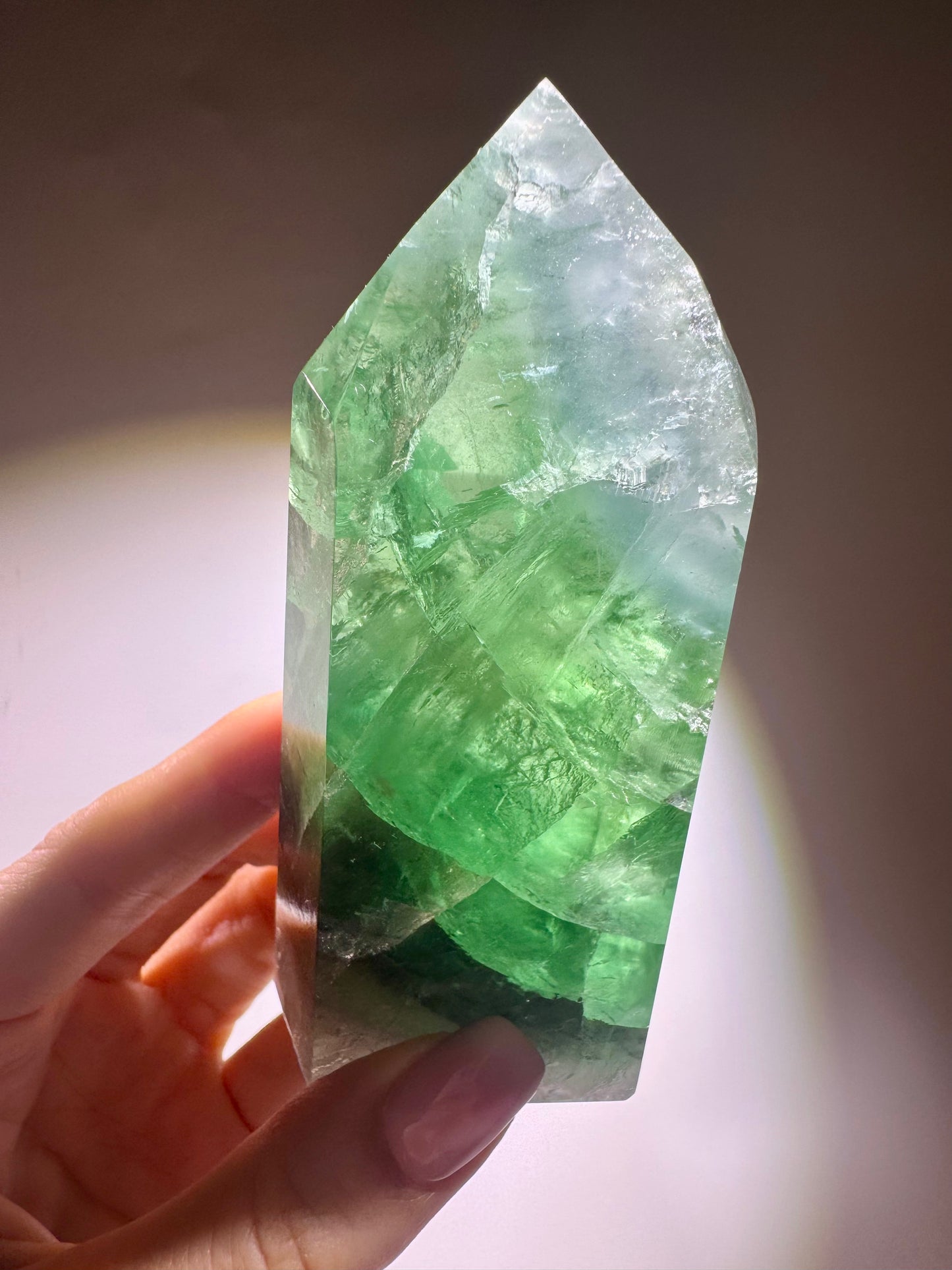Grasgrüner Fluorit mit Regenbogen – 11 cm & 335 g – Premium Edelstein aus Brasilien 💚✨