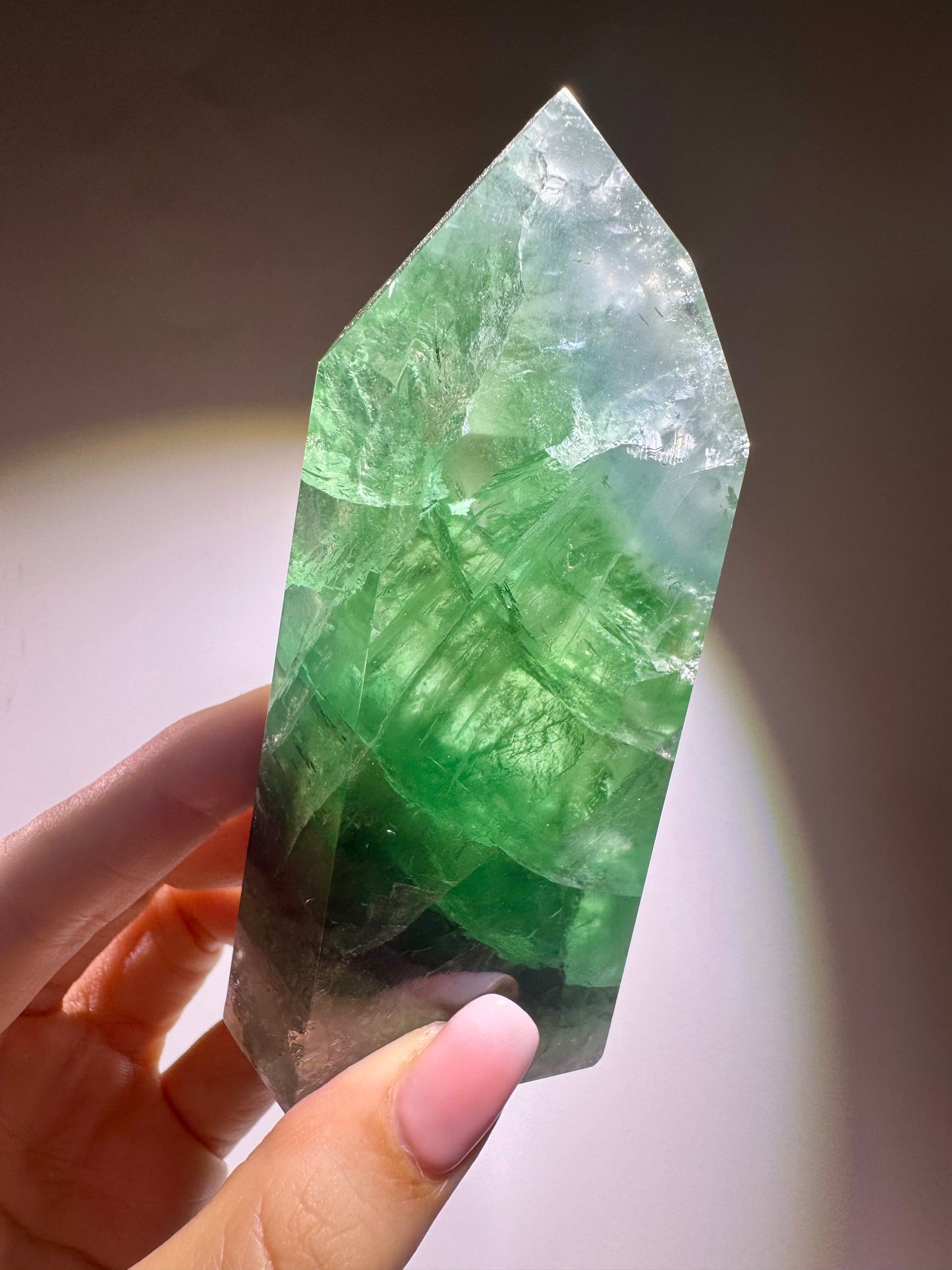Grasgrüner Fluorit mit Regenbogen – 11 cm & 335 g – Premium Edelstein aus Brasilien 💚✨