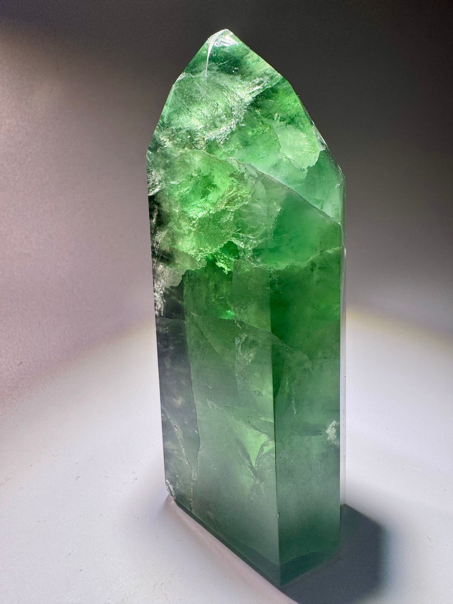 Grüner Fluorit mit Regenbogen 386 g – Klarer Edelstein aus Brasilien mit magischem Farbspiel 💚