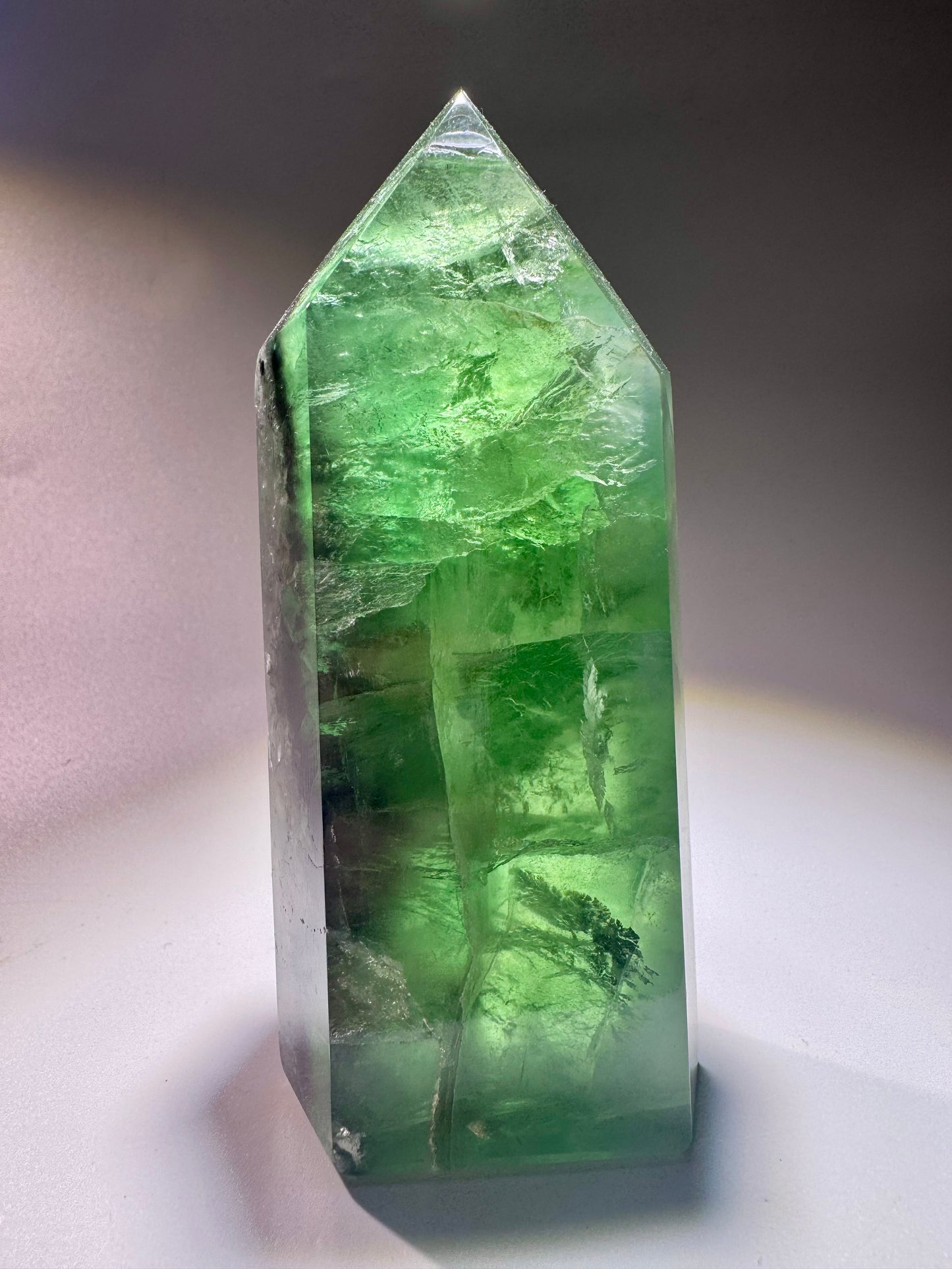 Grüner Fluorit mit Regenbogen 386 g – Klarer Edelstein aus Brasilien mit magischem Farbspiel 💚