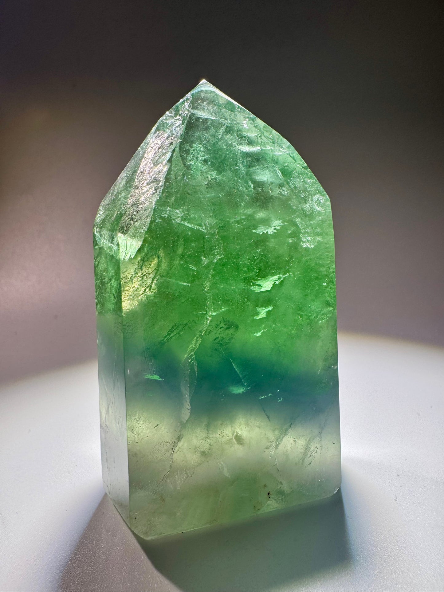 Exklusiver grüner Fluorit 7.4cm – Klarer Edelstein aus Brasilien mit magischem Farbspiel 💚