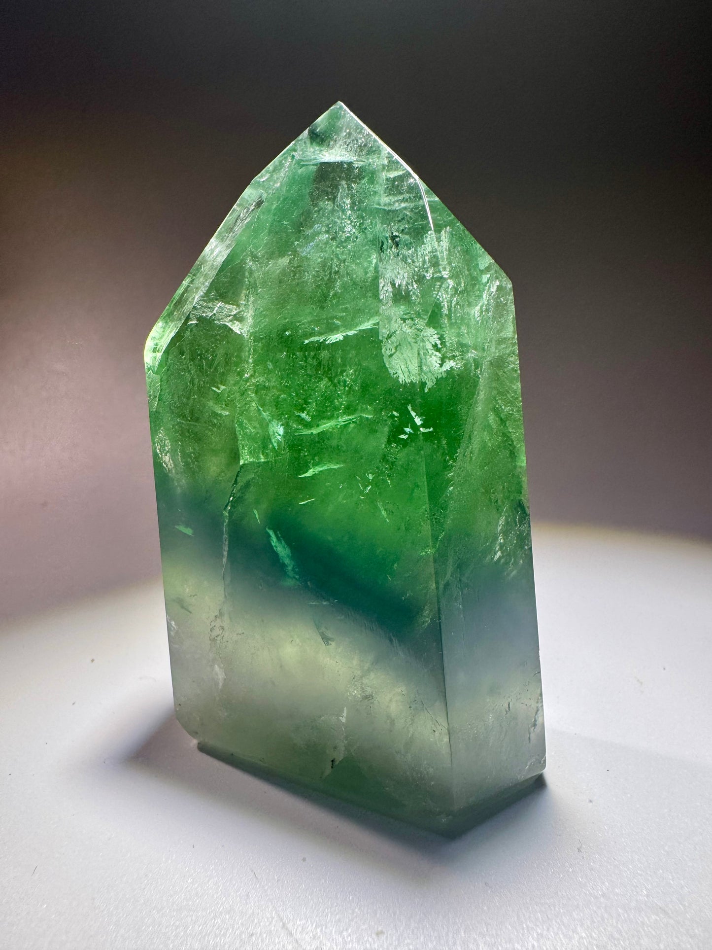 Exklusiver grüner Fluorit 7.4cm – Klarer Edelstein aus Brasilien mit magischem Farbspiel 💚