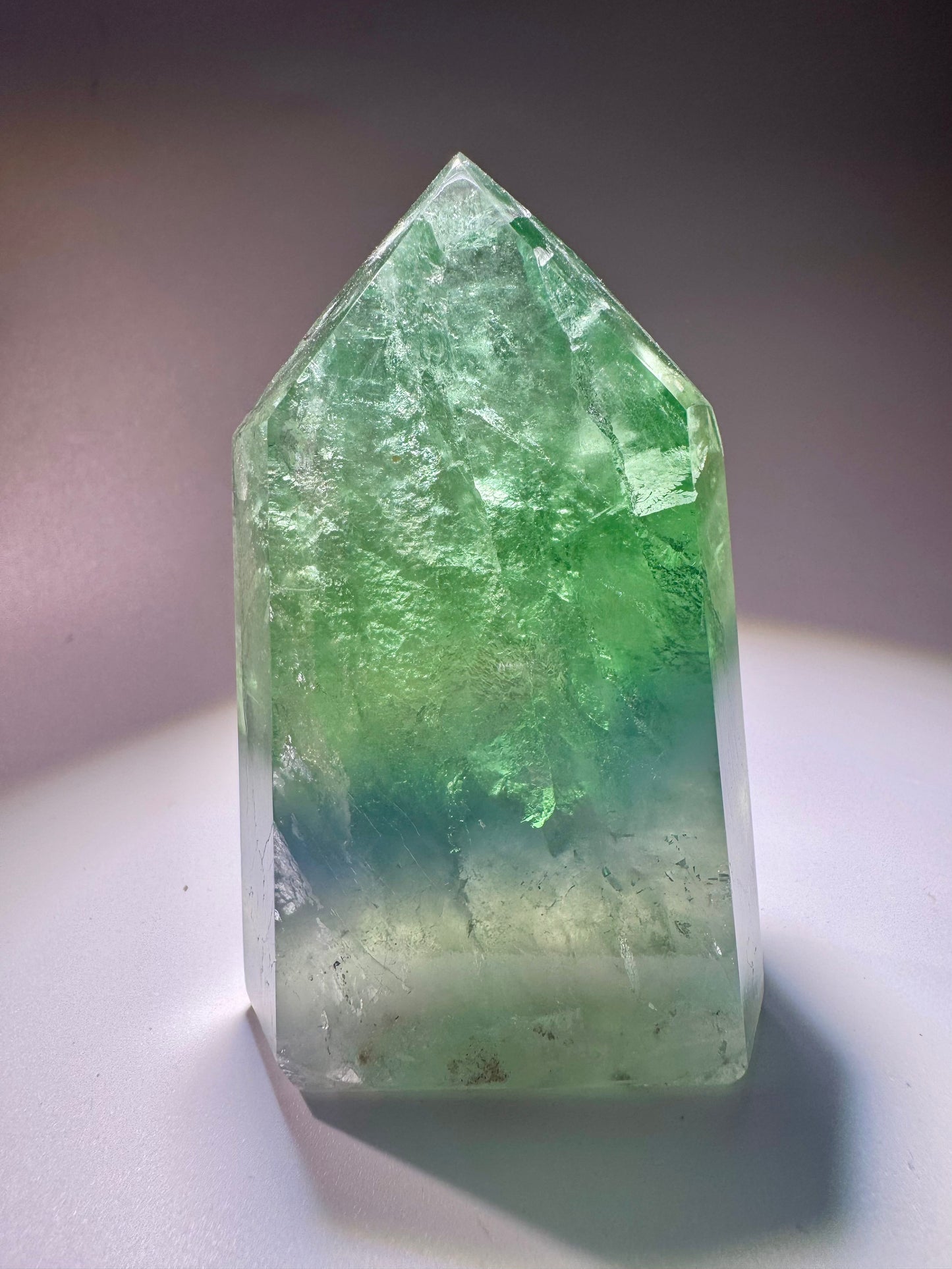Exklusiver grüner Fluorit 7.4cm – Klarer Edelstein aus Brasilien mit magischem Farbspiel 💚