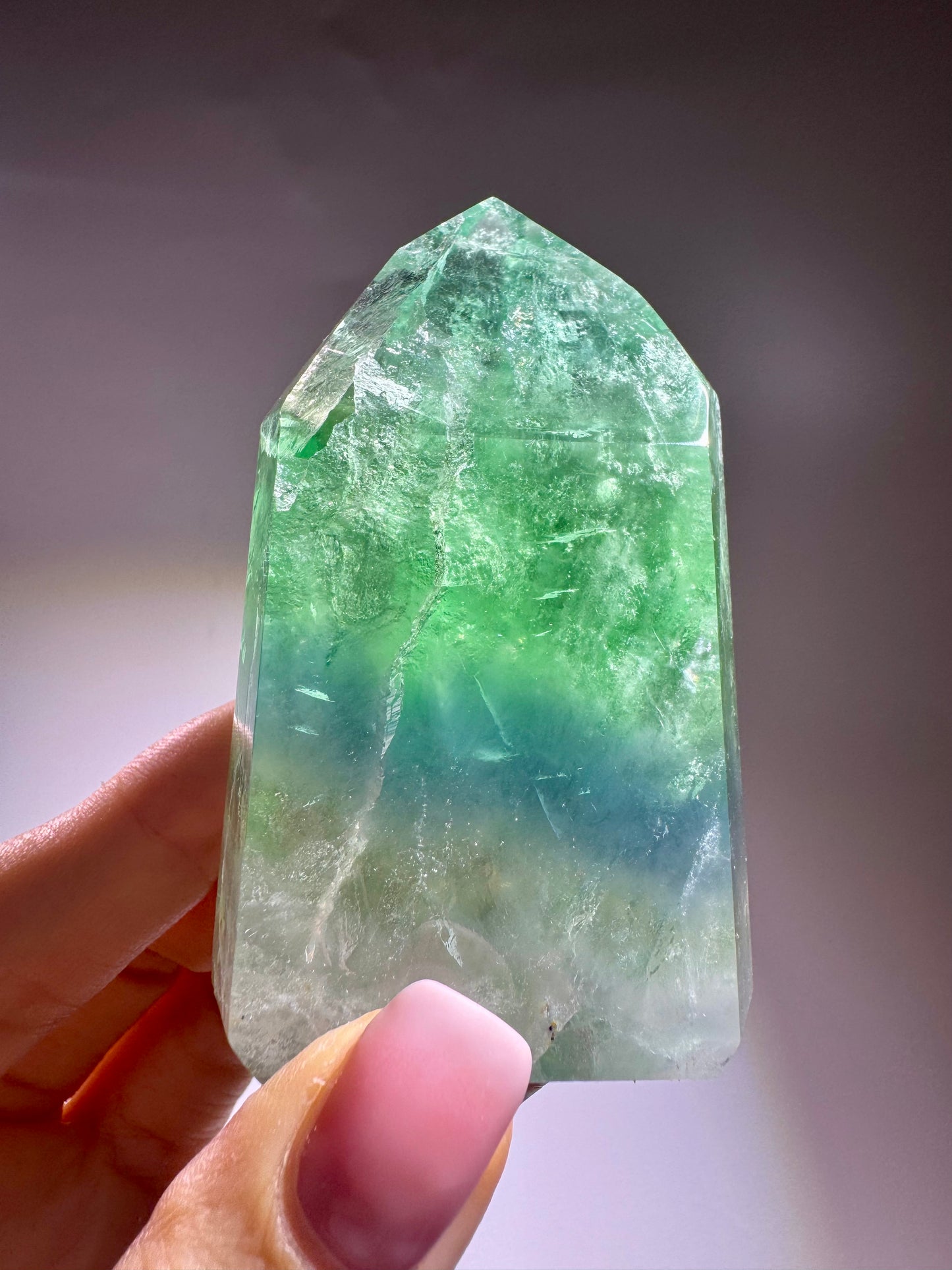 Exklusiver grüner Fluorit 7.4cm – Klarer Edelstein aus Brasilien mit magischem Farbspiel 💚