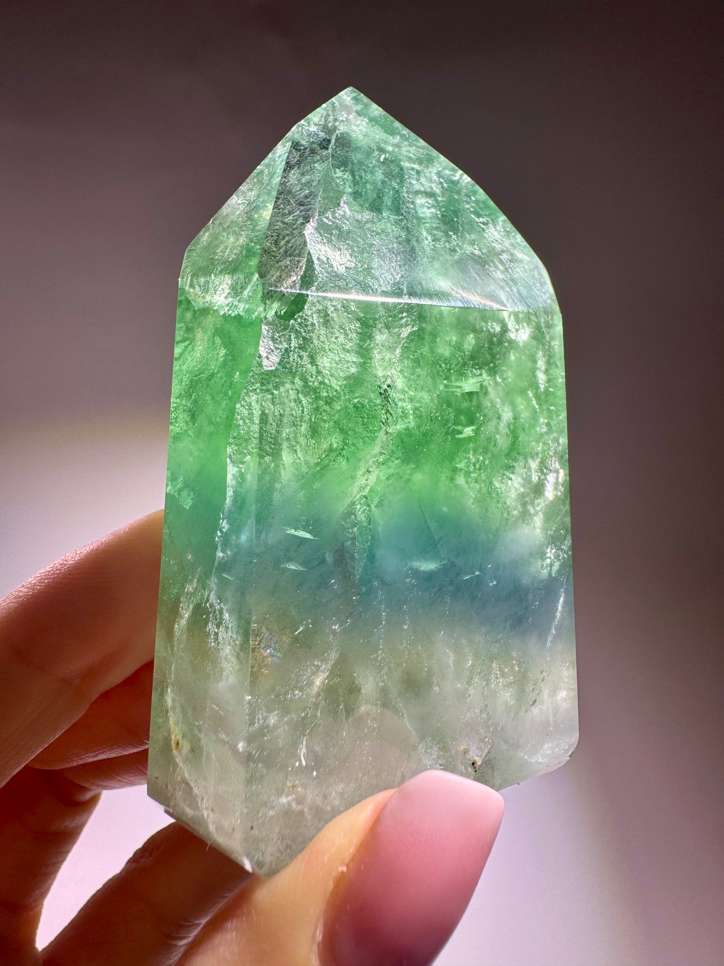 Exklusiver grüner Fluorit 7.4cm – Klarer Edelstein aus Brasilien mit magischem Farbspiel 💚