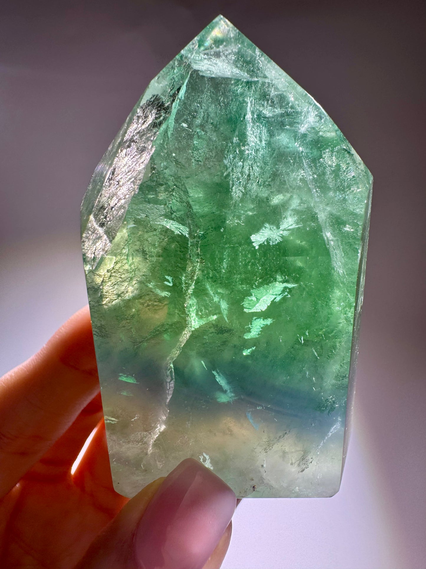 Exklusiver grüner Fluorit 7.4cm – Klarer Edelstein aus Brasilien mit magischem Farbspiel 💚