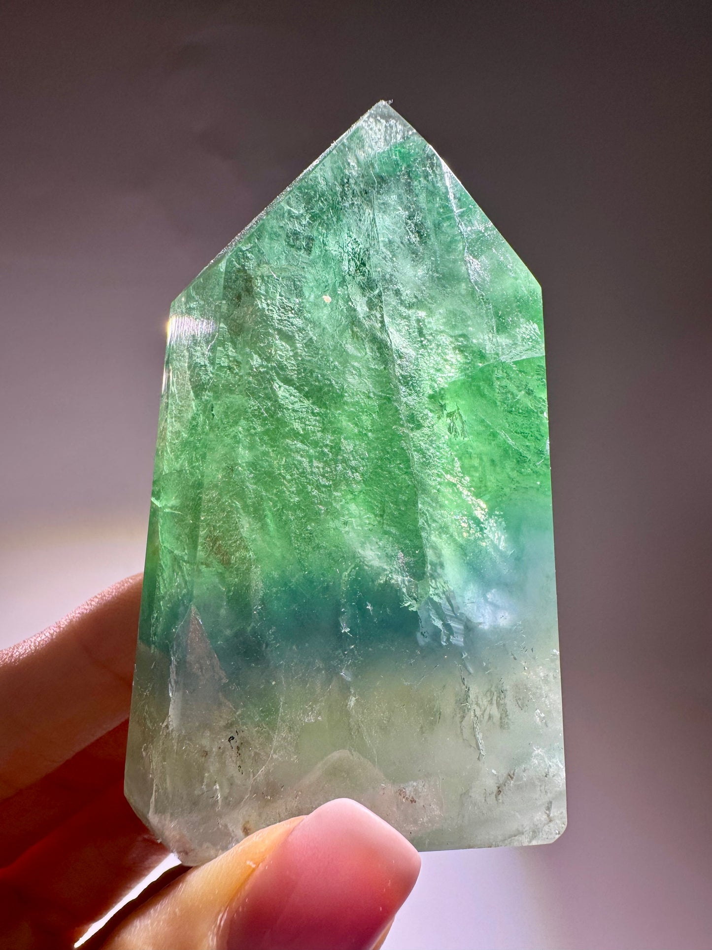 Exklusiver grüner Fluorit 7.4cm – Klarer Edelstein aus Brasilien mit magischem Farbspiel 💚