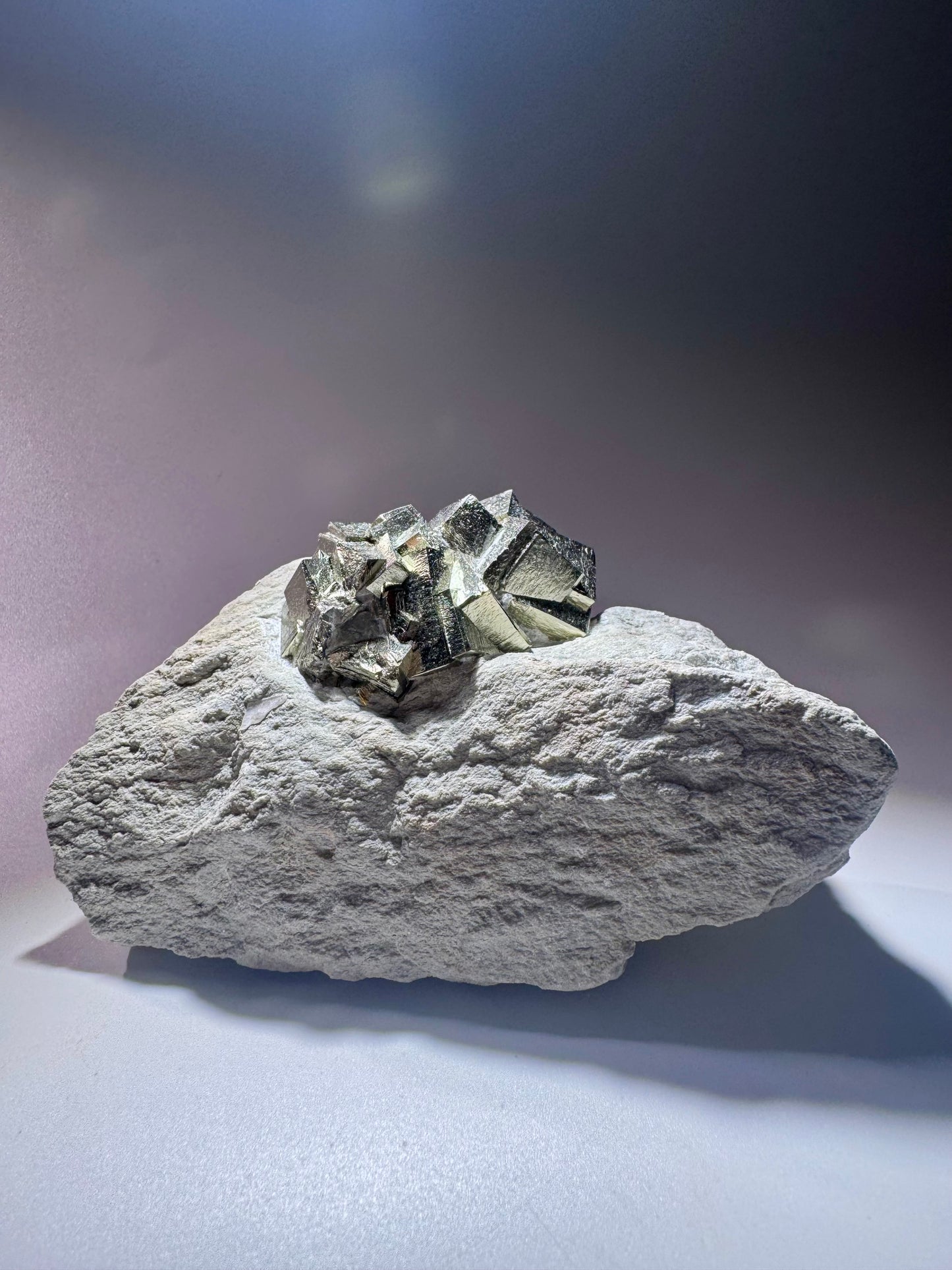 Pyrit-Würfel auf Matrix – Goldglänzender Edelstein aus Spanien - 10.5cm, 389g