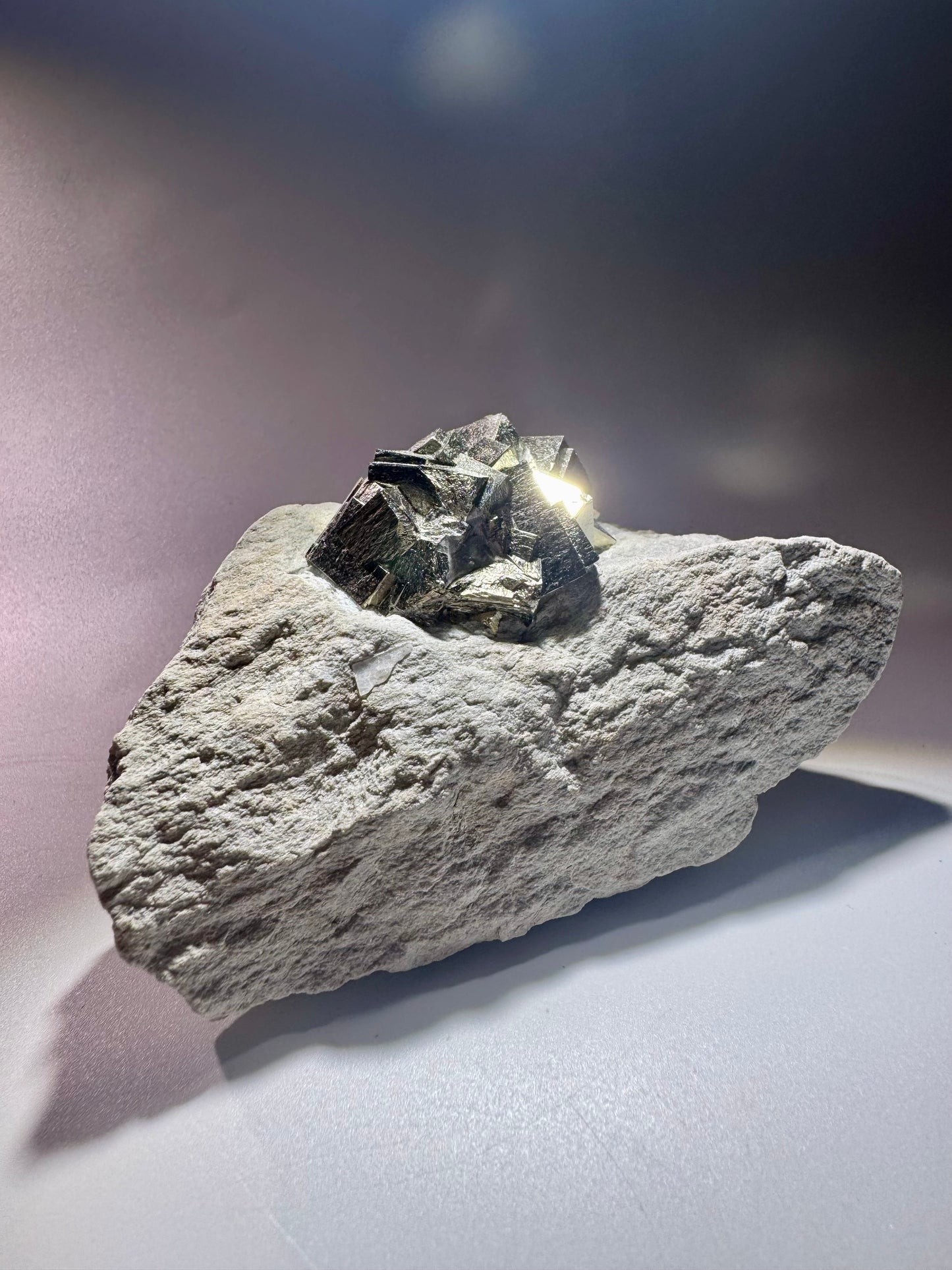 Pyrit-Würfel auf Matrix – Goldglänzender Edelstein aus Spanien - 10.5cm, 389g