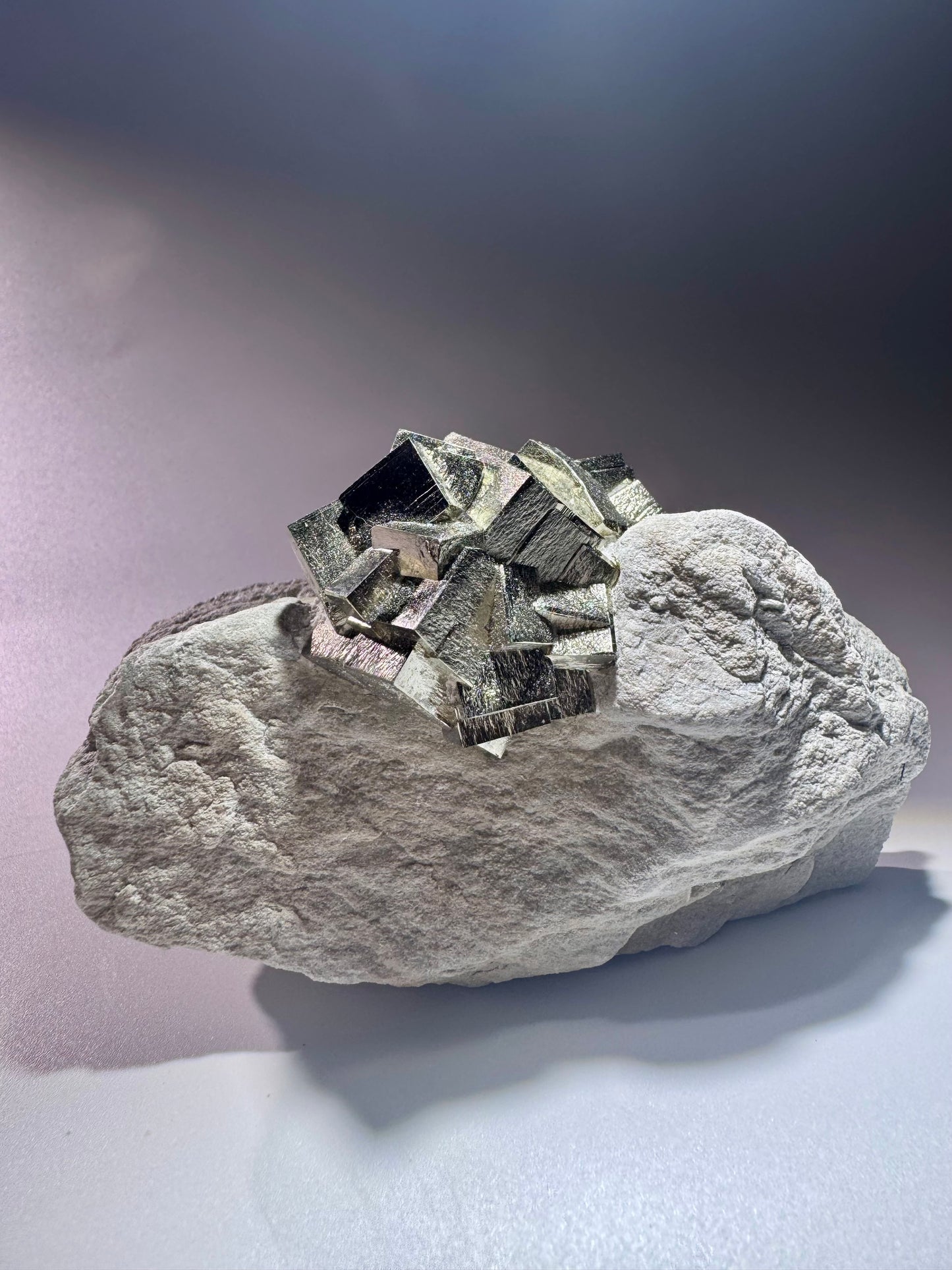 Pyrit-Würfel auf Matrix – Goldglänzender Edelstein aus Spanien - 10.5cm, 389g