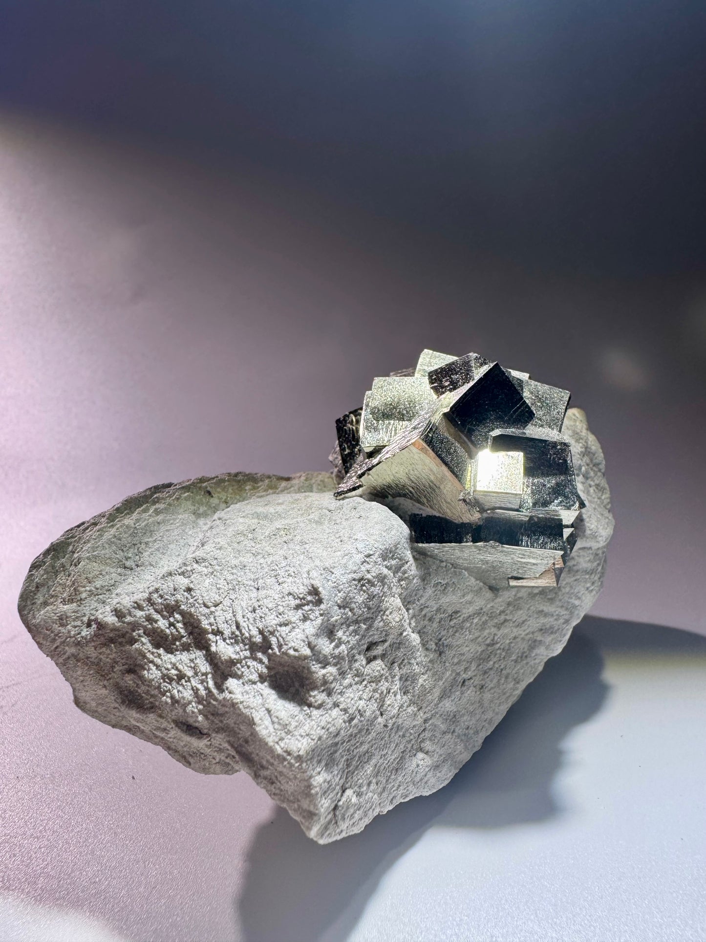 Pyrit-Würfel auf Matrix – Goldglänzender Edelstein aus Spanien - 10.5cm, 389g