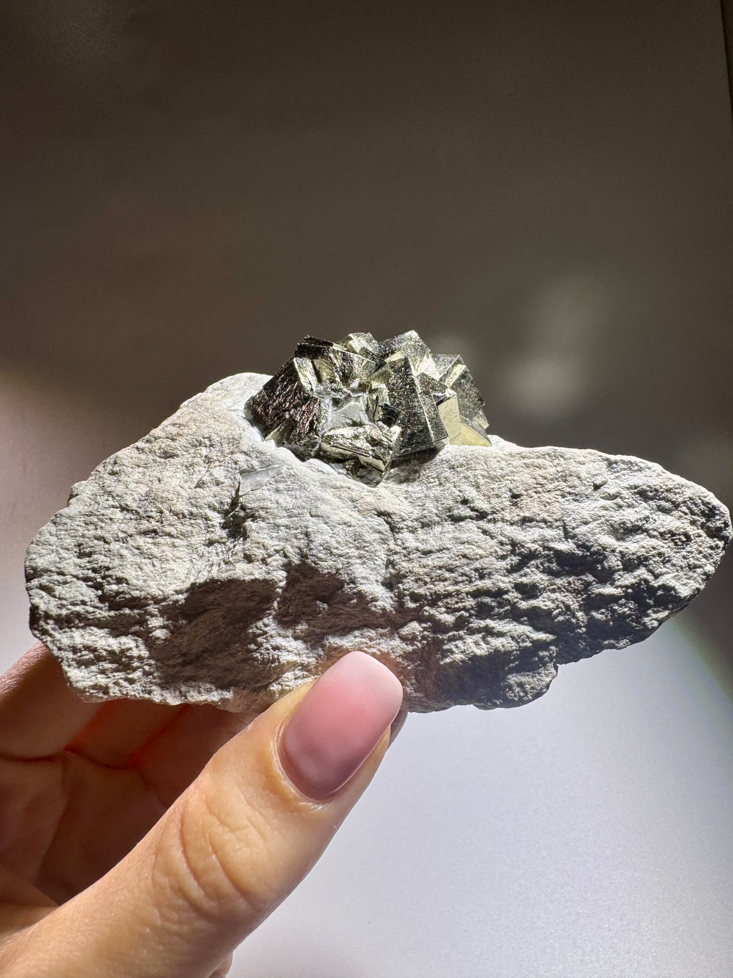 Pyrit-Würfel auf Matrix – Goldglänzender Edelstein aus Spanien - 10.5cm, 389g