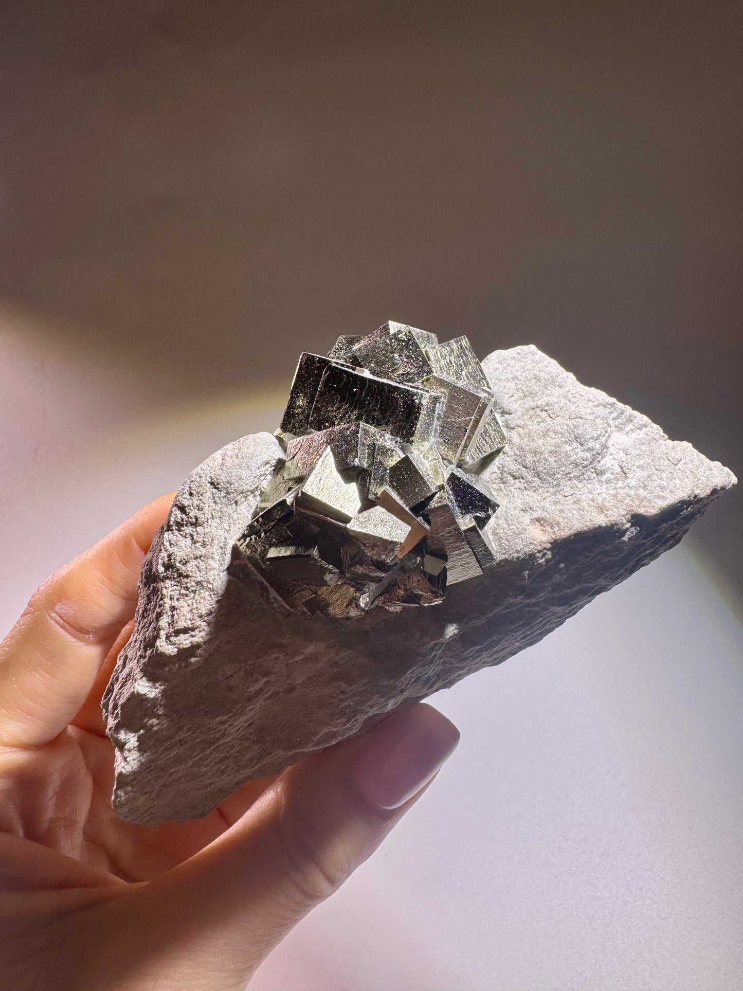 Pyrit-Würfel auf Matrix – Goldglänzender Edelstein aus Spanien - 10.5cm, 389g