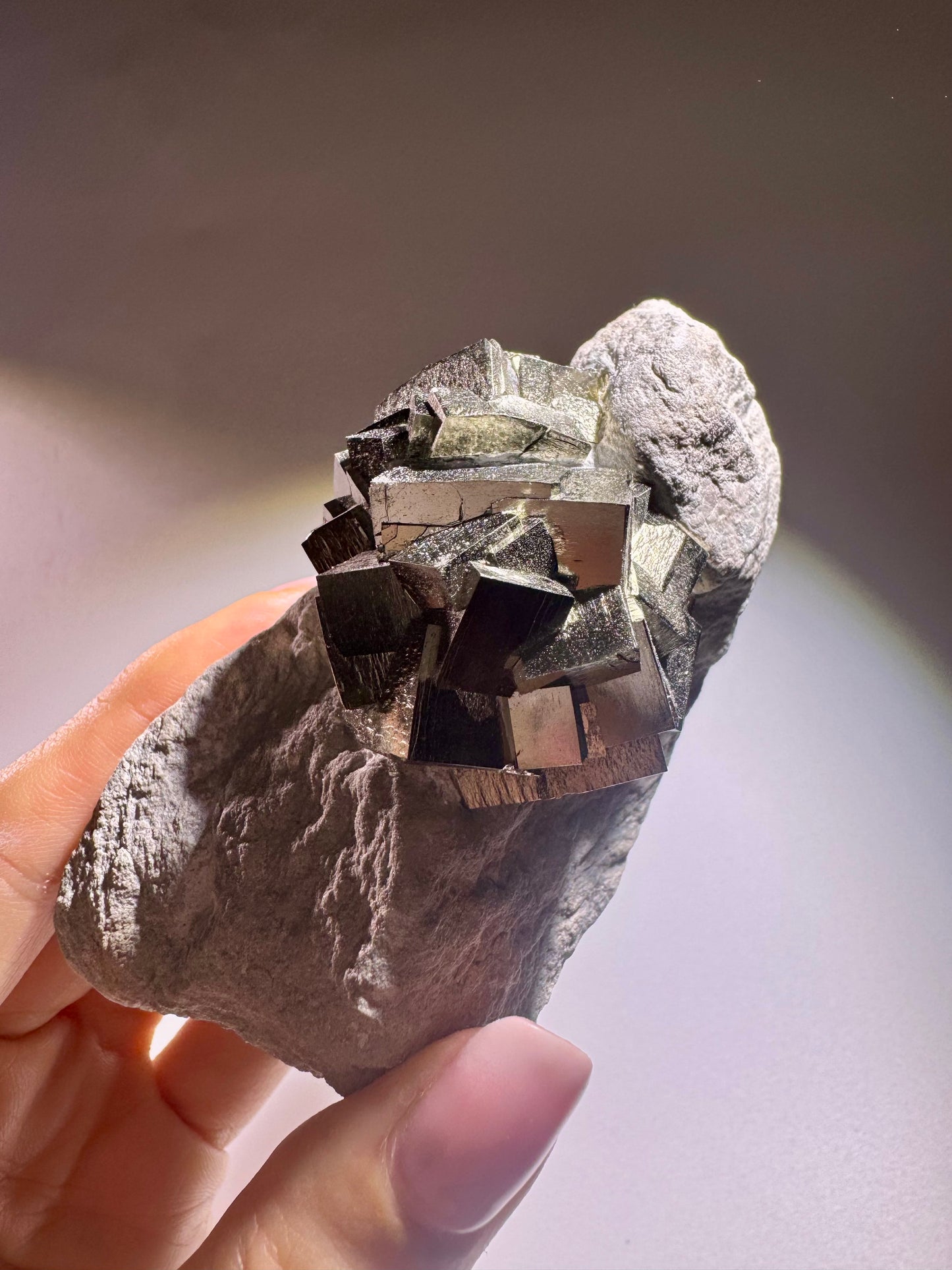 Pyrit-Würfel auf Matrix – Goldglänzender Edelstein aus Spanien - 10.5cm, 389g