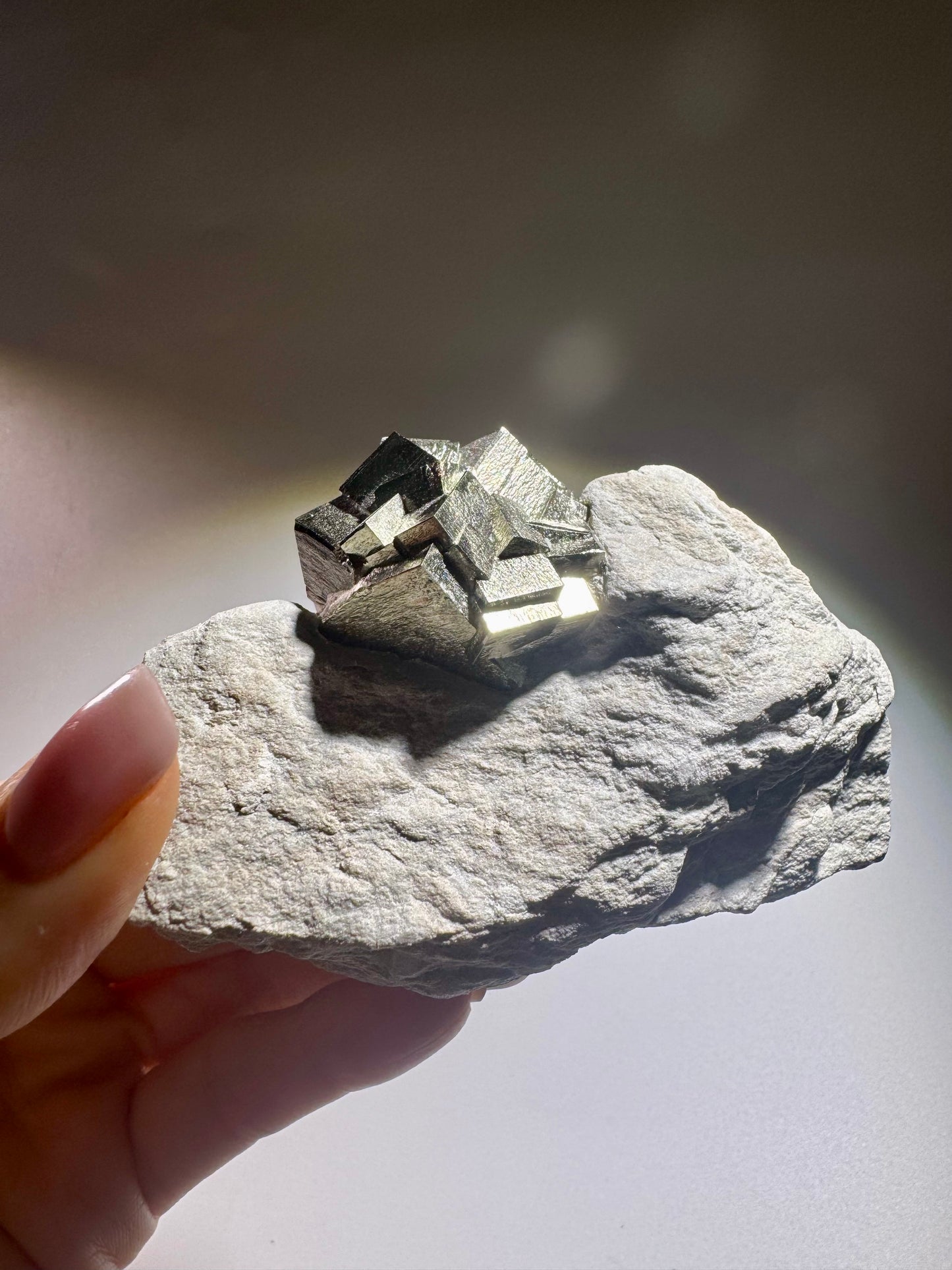 Pyrit-Würfel auf Matrix – Goldglänzender Edelstein aus Spanien - 10.5cm, 389g