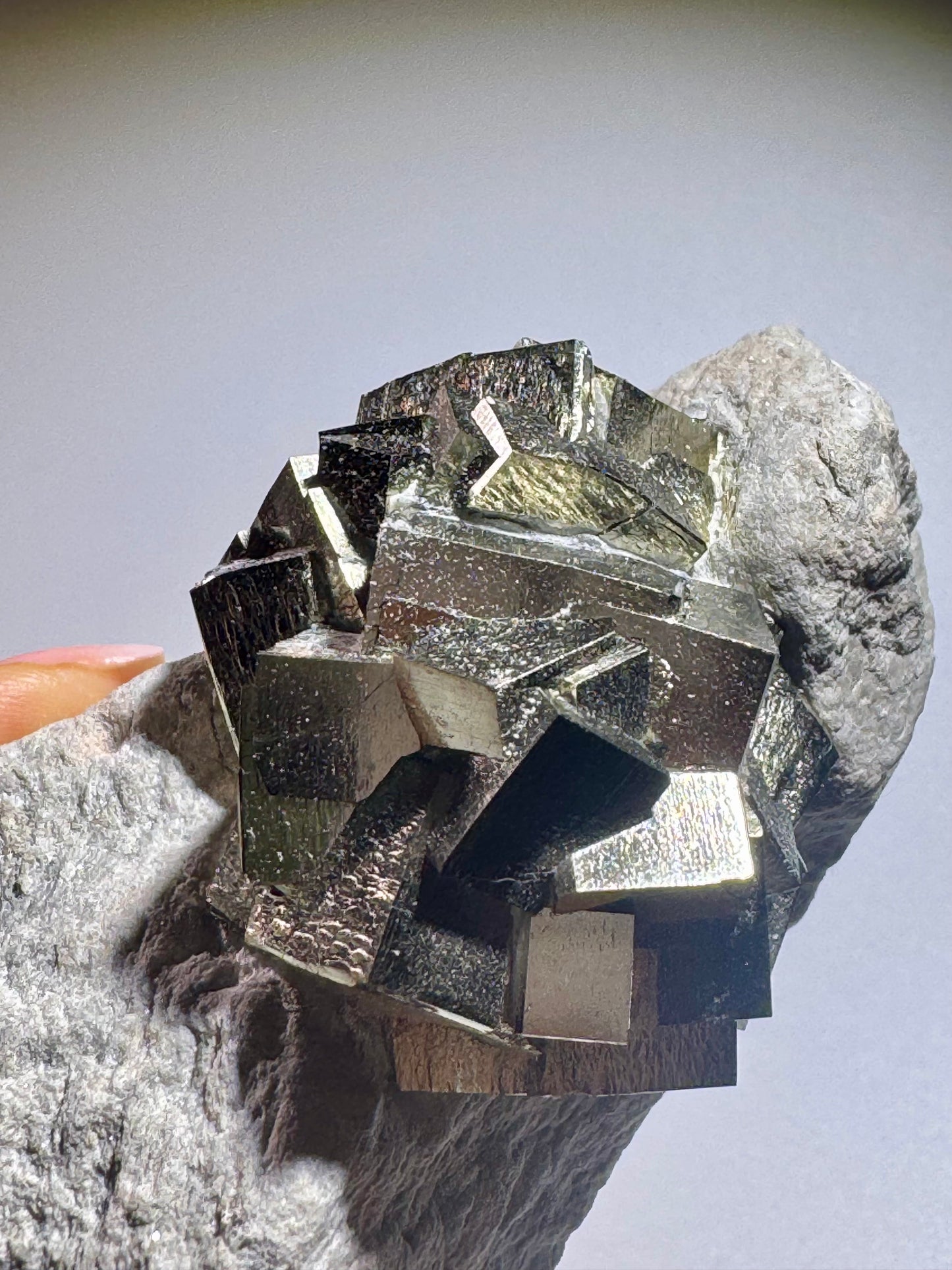 Pyrit-Würfel auf Matrix – Goldglänzender Edelstein aus Spanien - 10.5cm, 389g
