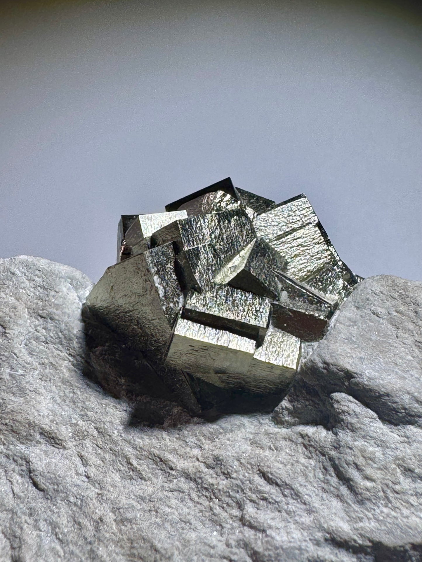 Pyrit-Würfel auf Matrix – Goldglänzender Edelstein aus Spanien - 10.5cm, 389g