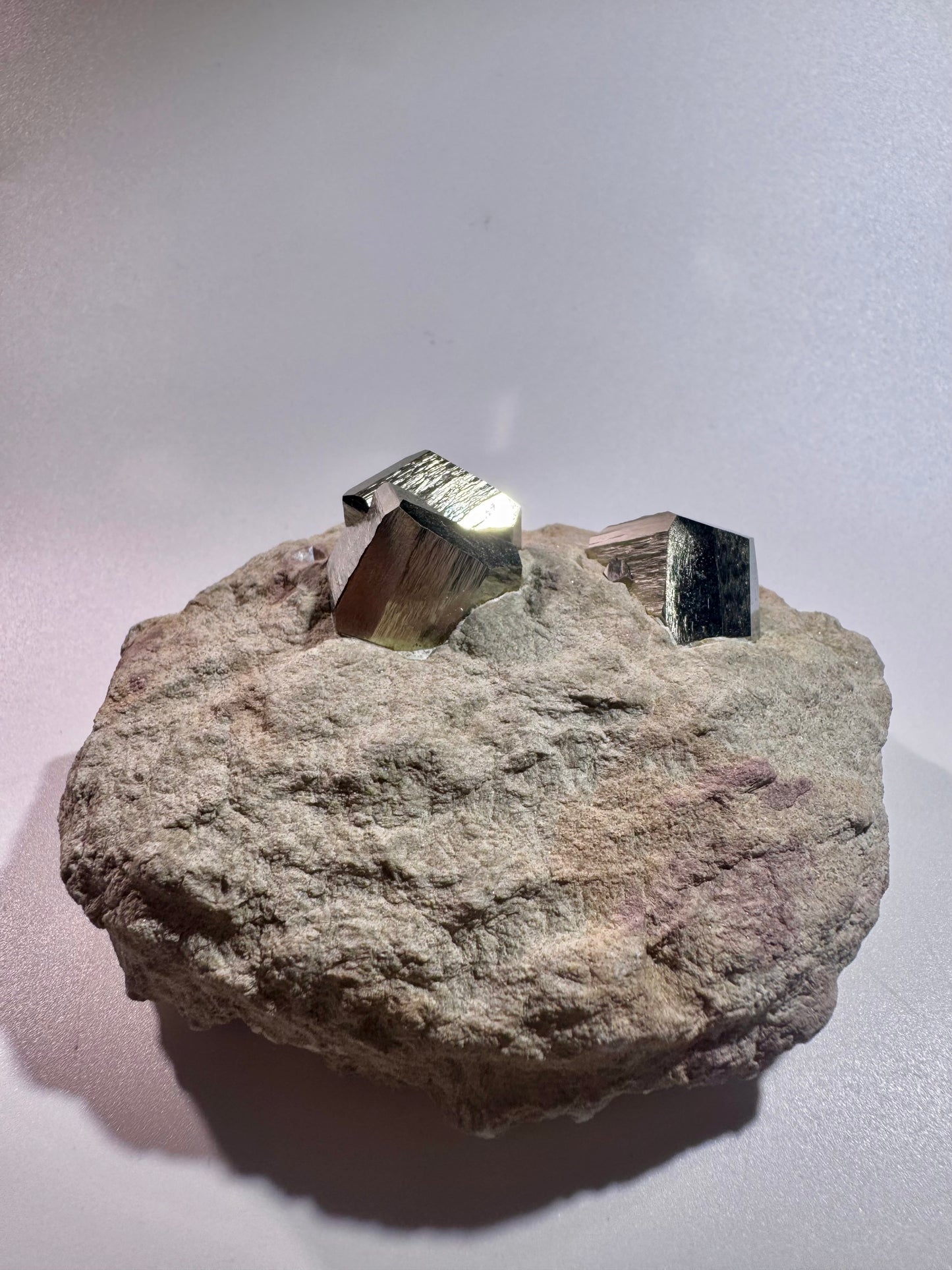 Pyrit-Würfel auf Matrix – Goldglänzender Edelstein aus Spanien- 9cm, 422g
