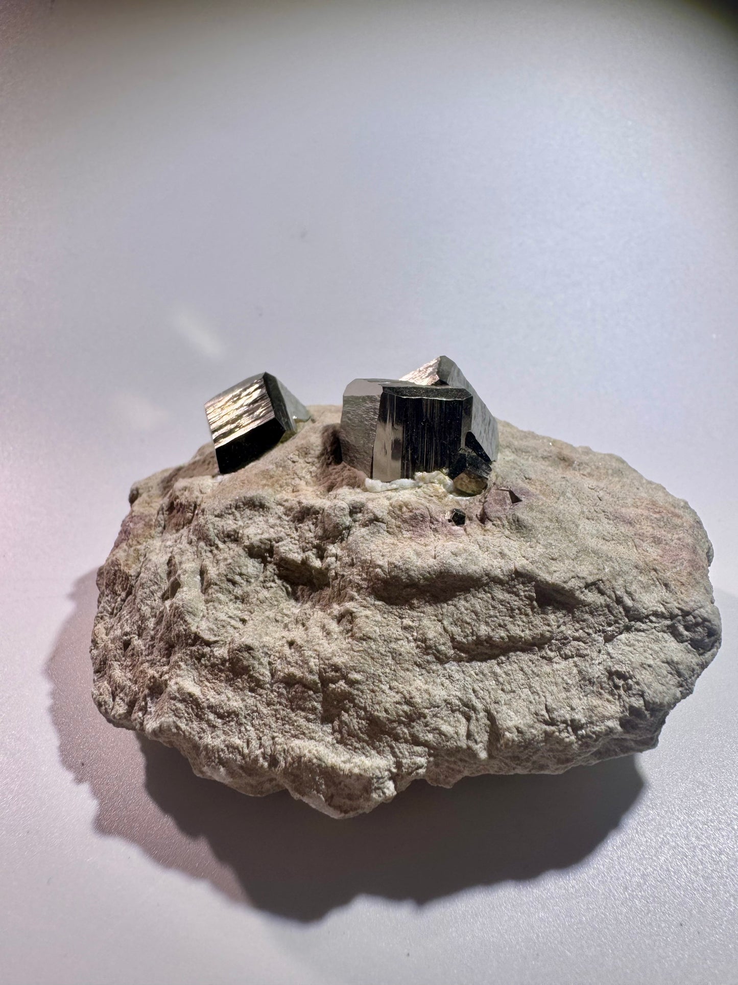 Pyrit-Würfel auf Matrix – Goldglänzender Edelstein aus Spanien- 9cm, 422g