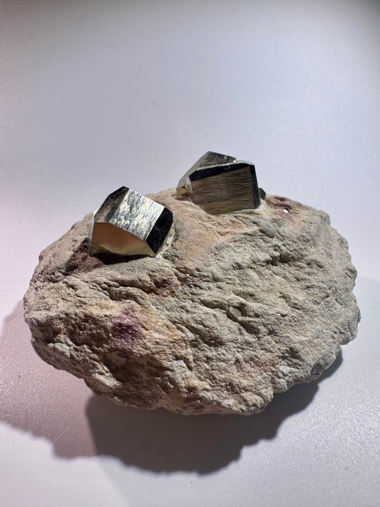 Pyrit-Würfel auf Matrix – Goldglänzender Edelstein aus Spanien- 9cm, 422g