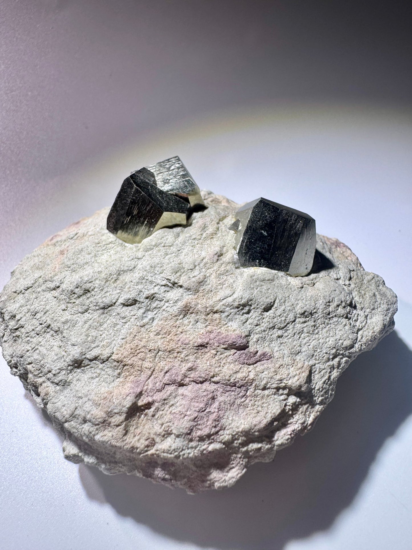 Pyrit-Würfel auf Matrix – Goldglänzender Edelstein aus Spanien- 9cm, 422g