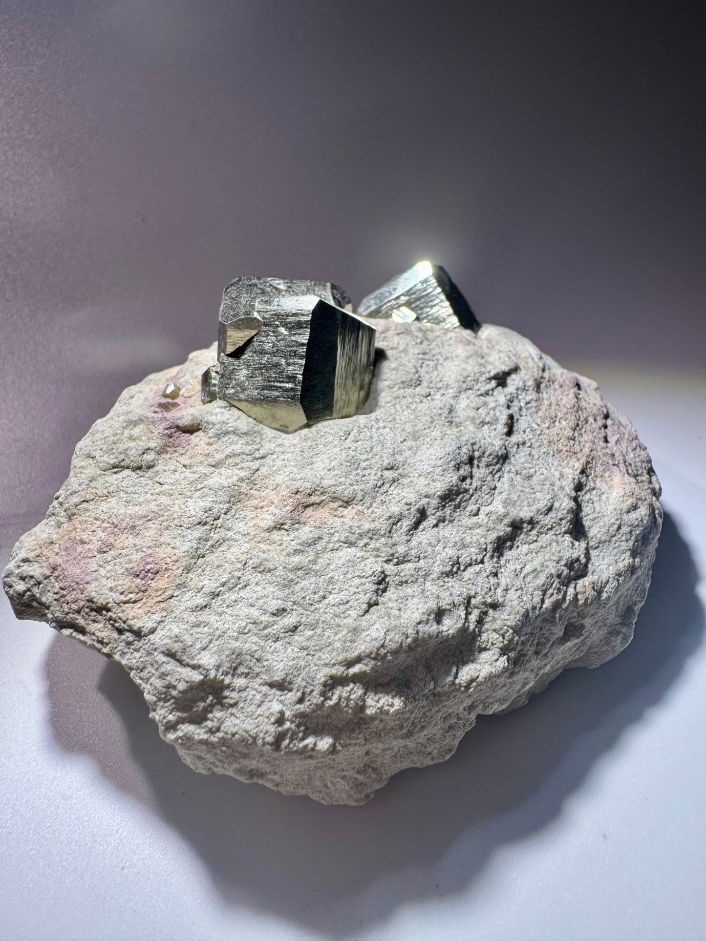 Pyrit-Würfel auf Matrix – Goldglänzender Edelstein aus Spanien- 9cm, 422g