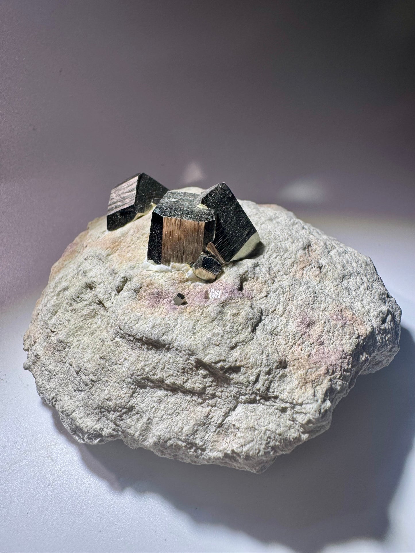 Pyrit-Würfel auf Matrix – Goldglänzender Edelstein aus Spanien- 9cm, 422g