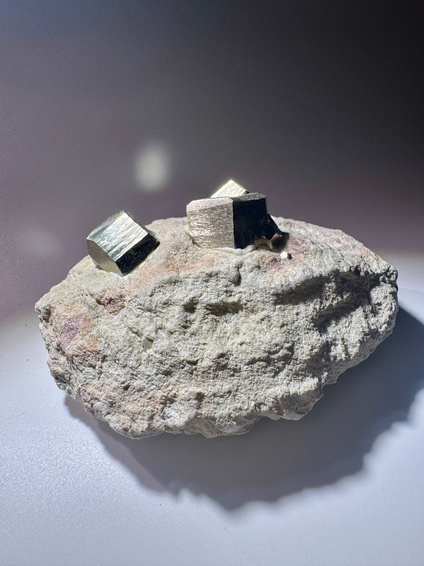 Pyrit-Würfel auf Matrix – Goldglänzender Edelstein aus Spanien- 9cm, 422g