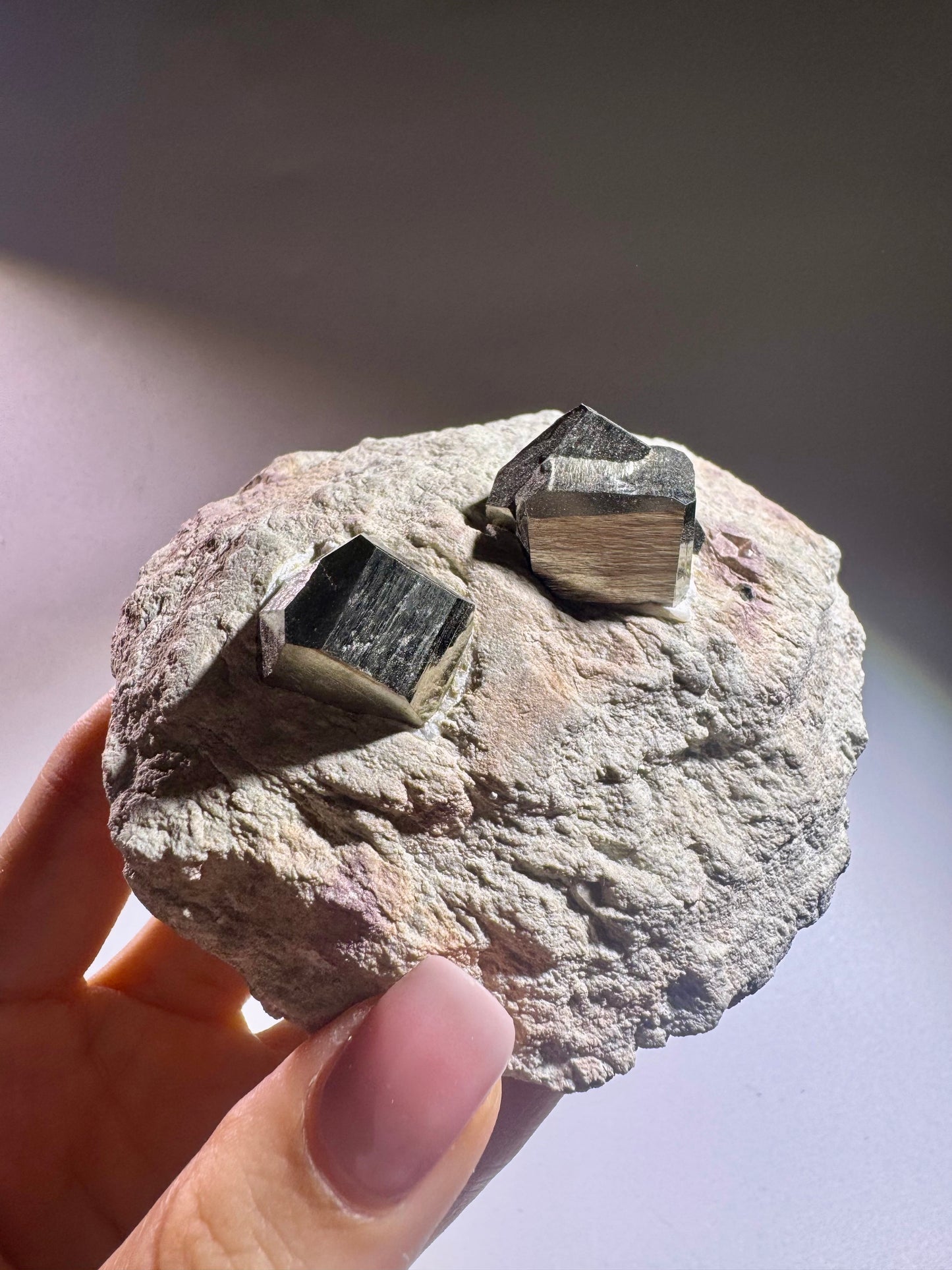 Pyrit-Würfel auf Matrix – Goldglänzender Edelstein aus Spanien- 9cm, 422g
