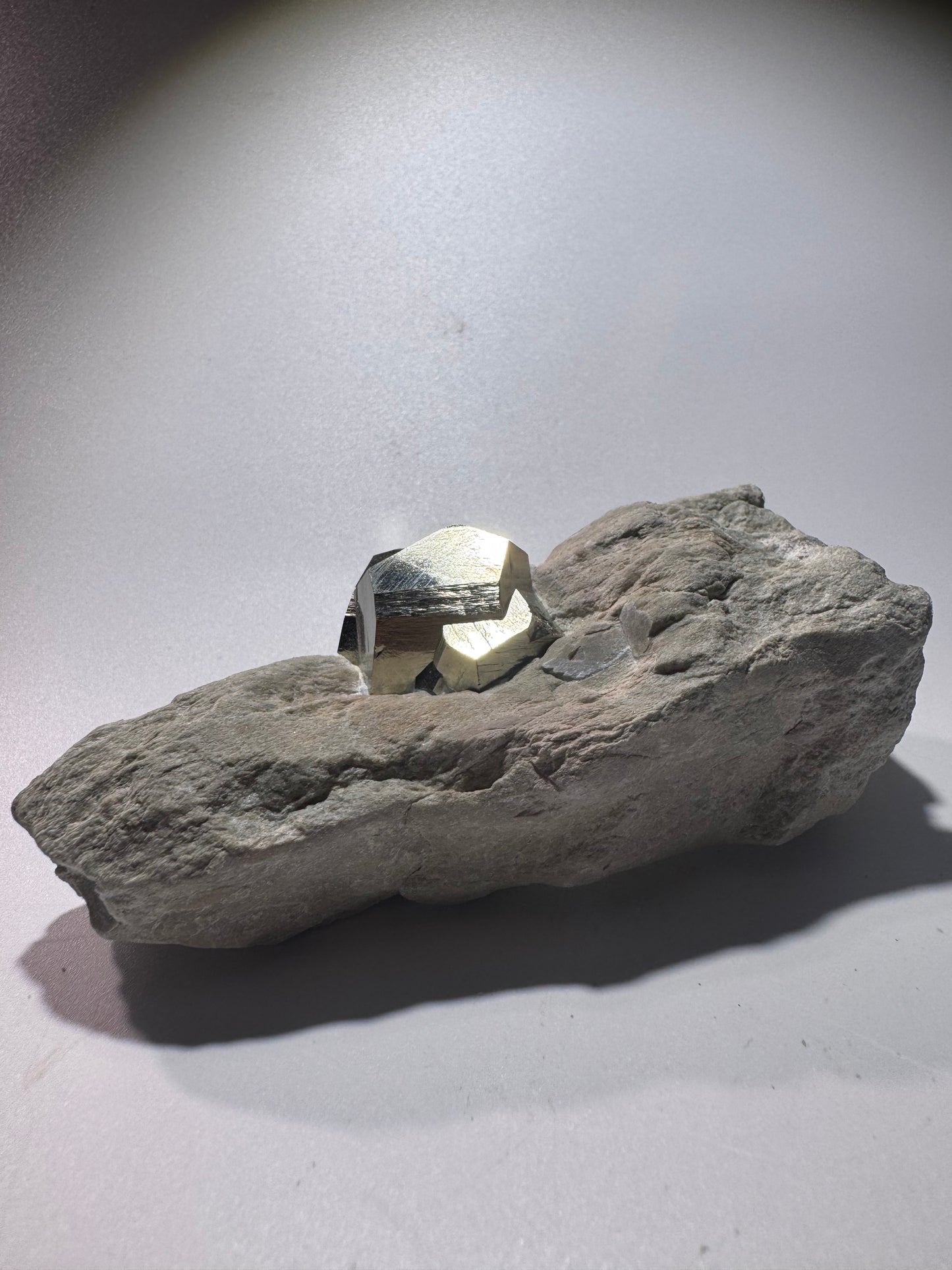 Seltene Pyrit-Formation auf Matrix aus Spanien – Naturwunder in Goldglanz
