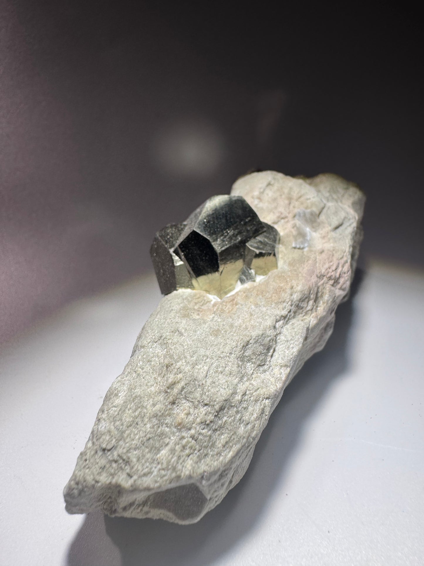 Seltene Pyrit-Formation auf Matrix aus Spanien – Naturwunder in Goldglanz