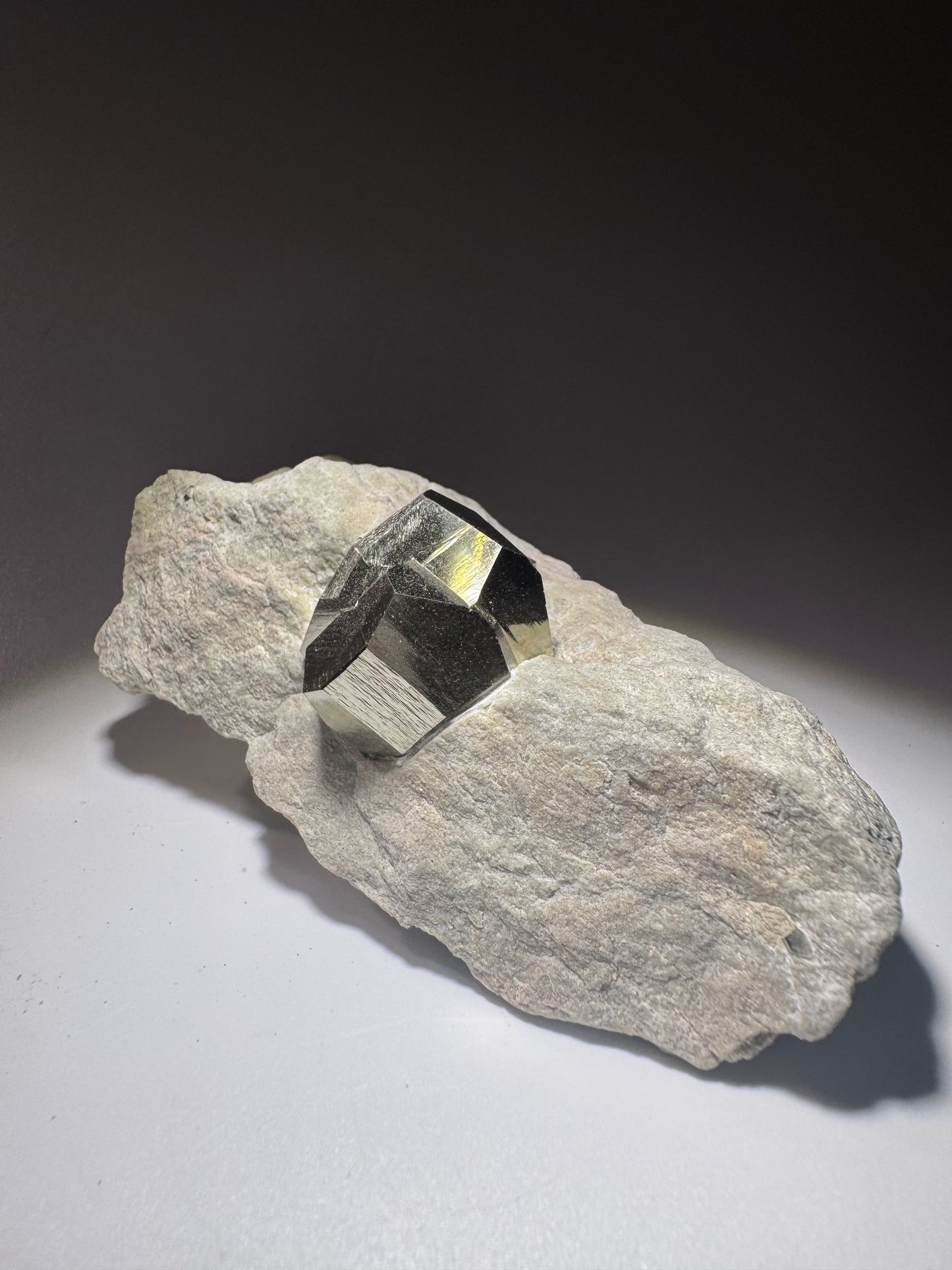 Seltene Pyrit-Formation auf Matrix aus Spanien – Naturwunder in Goldglanz