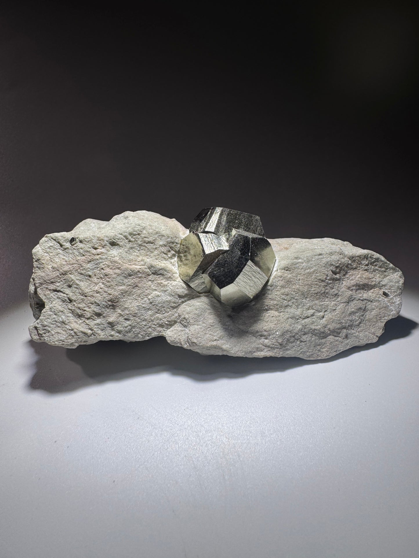 Seltene Pyrit-Formation auf Matrix aus Spanien – Naturwunder in Goldglanz