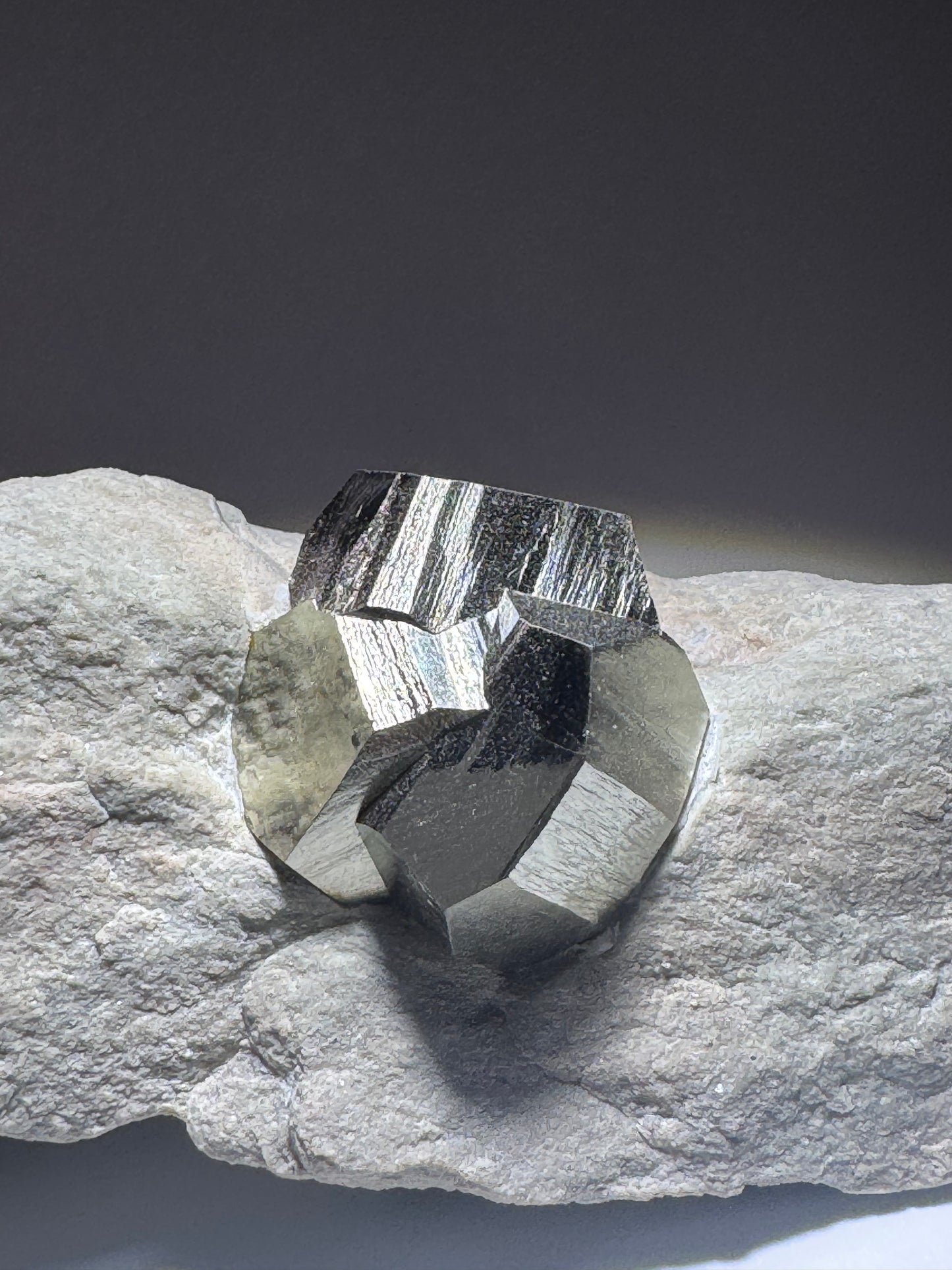Seltene Pyrit-Formation auf Matrix aus Spanien – Naturwunder in Goldglanz