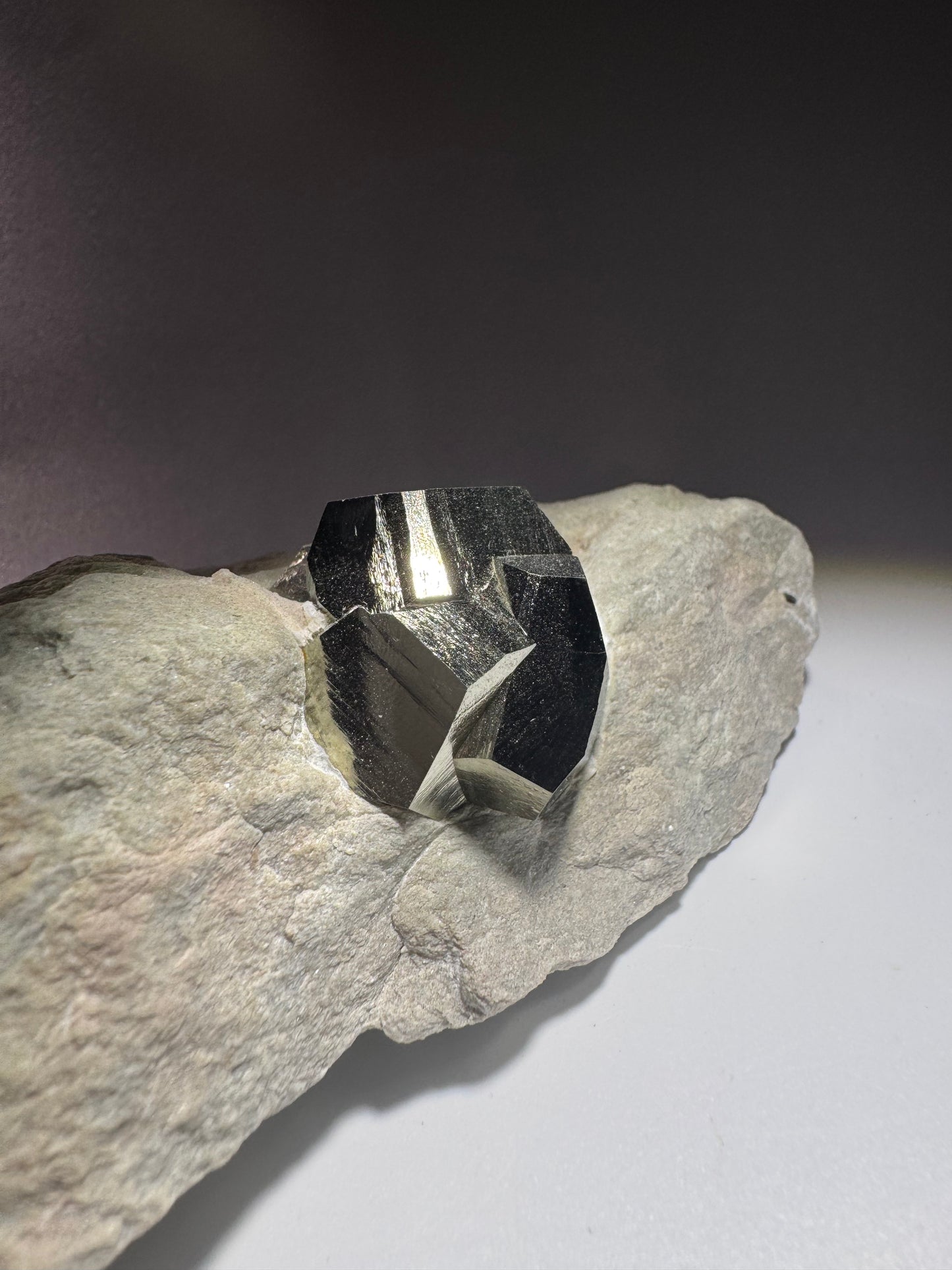 Seltene Pyrit-Formation auf Matrix aus Spanien – Naturwunder in Goldglanz