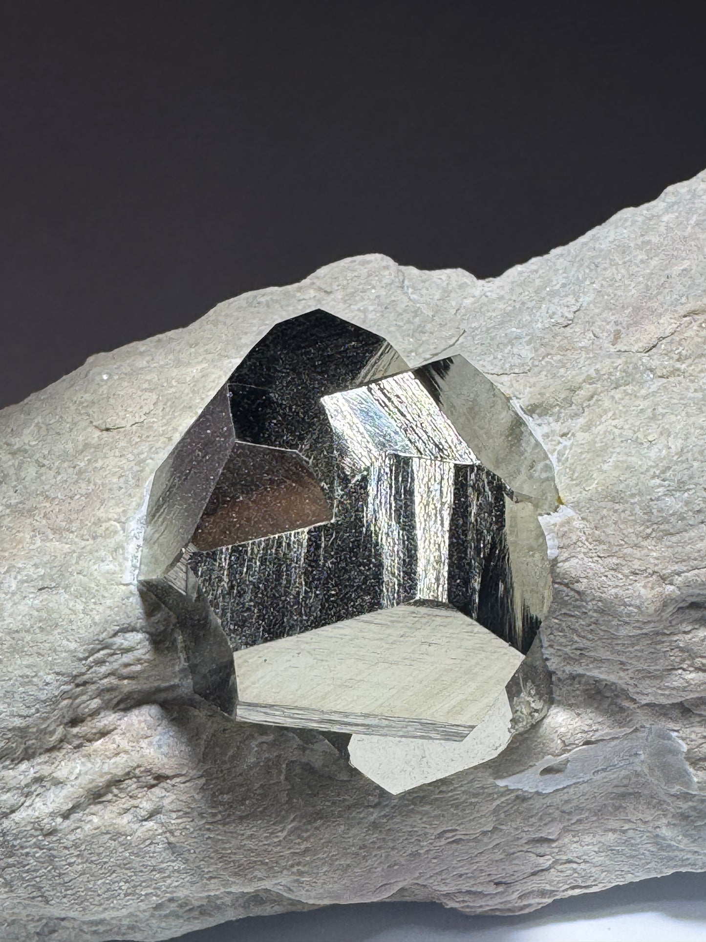 Seltene Pyrit-Formation auf Matrix aus Spanien – Naturwunder in Goldglanz