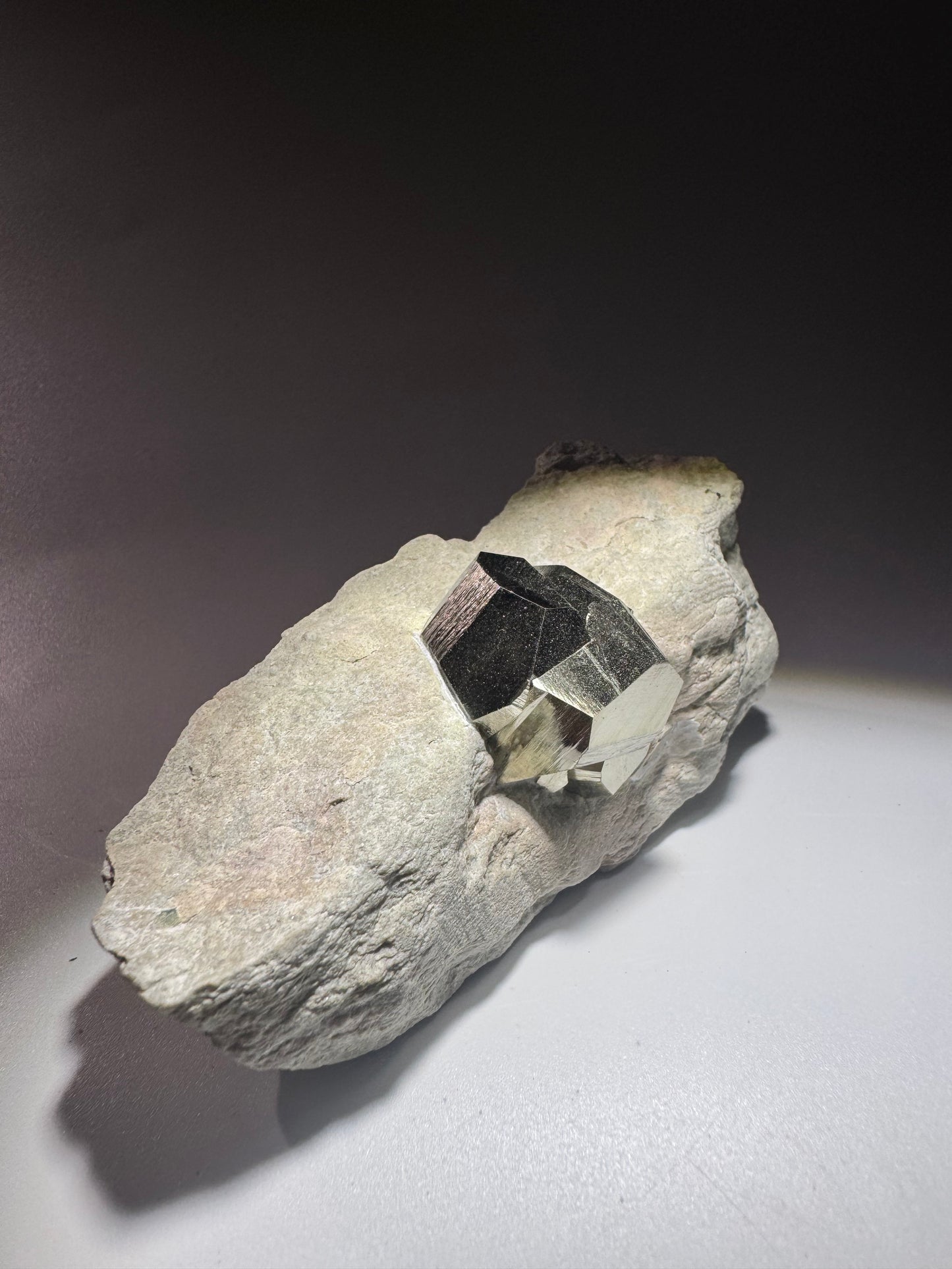 Seltene Pyrit-Formation auf Matrix aus Spanien – Naturwunder in Goldglanz