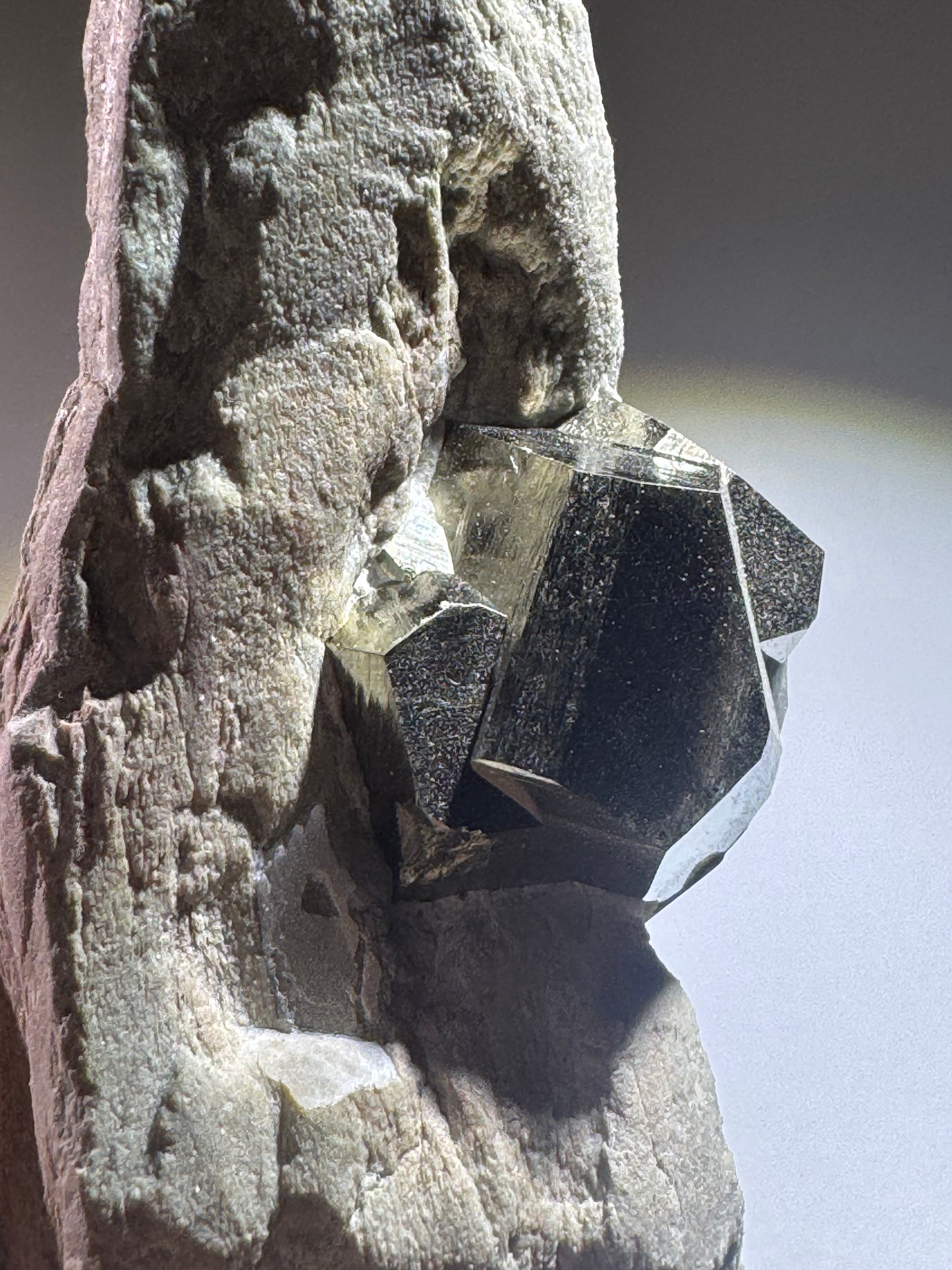 Seltene Pyrit-Formation auf Matrix aus Spanien – Naturwunder in Goldglanz