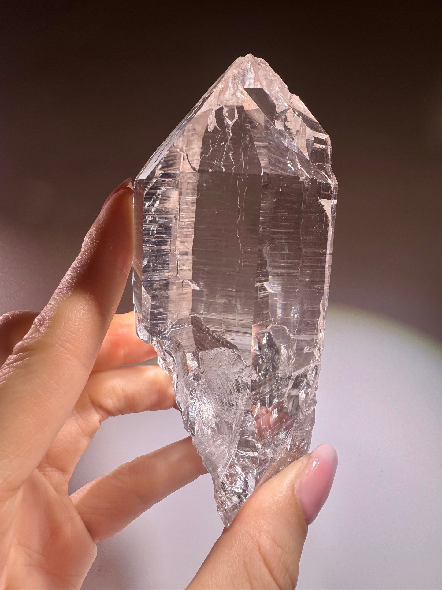 Himalaya-Quarzspitze 11 cm, 299 g – kristallklarer Edelstein aus Pakistan mit lemurischen Linien 💎✨