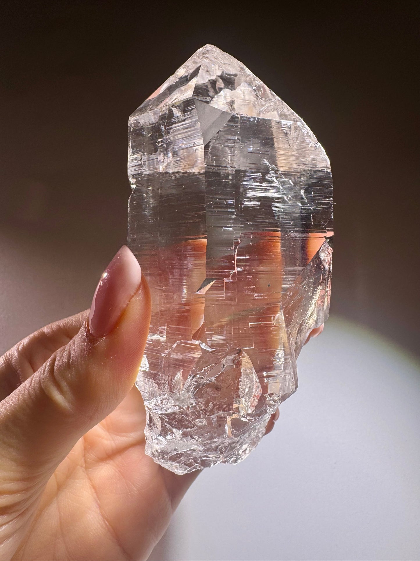 Himalaya-Quarzspitze 11 cm, 299 g – kristallklarer Edelstein aus Pakistan mit lemurischen Linien 💎✨
