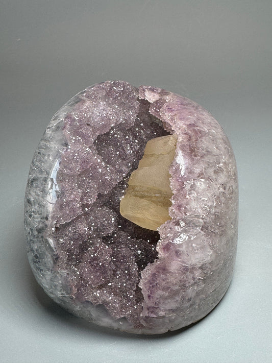 Amethyst Cutbase mit Kalzit | UNIQUE CRYSTALS
