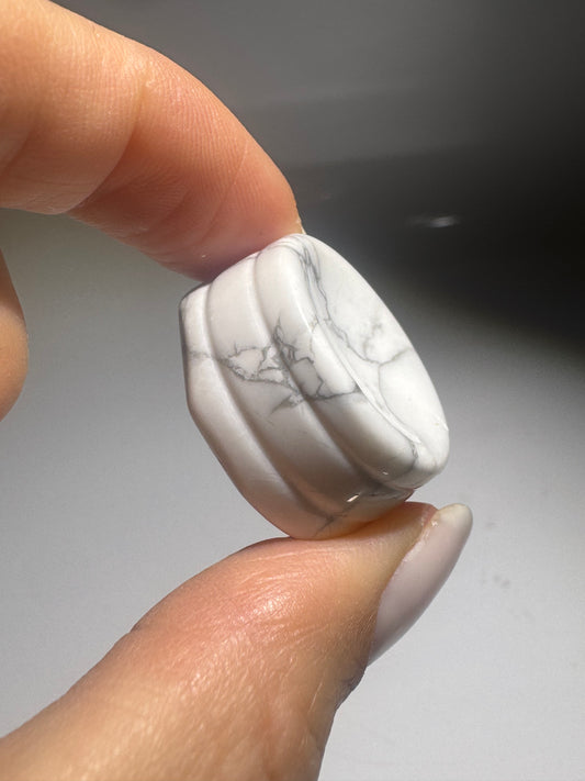 Howlith Kristallständer – Kugelhalter Naturstein weiss 2.7 cm