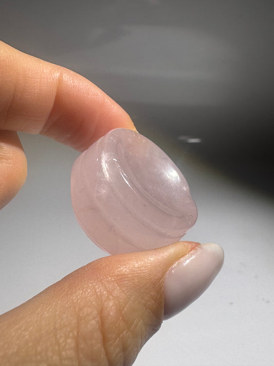 Rosenquarz Kristallständer für Kugeln – Handmade Naturstein Halter 2.7 cm