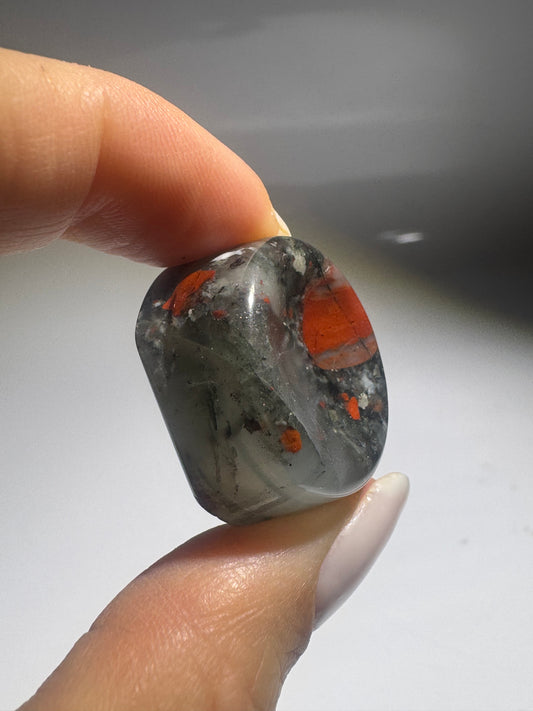 Bloodstone Kristallständer – Kugelhalter Naturstein 2.7 cm Handmade