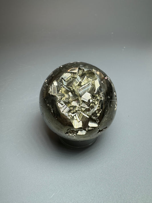 Exklusive Pyrit Kugel - 5cm, 272g