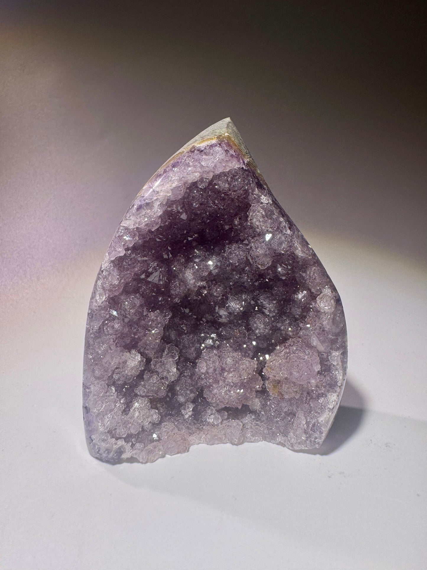 Funkelnde Rainbow Amethyst Flamme aus Uruguay - 7cm, 137g