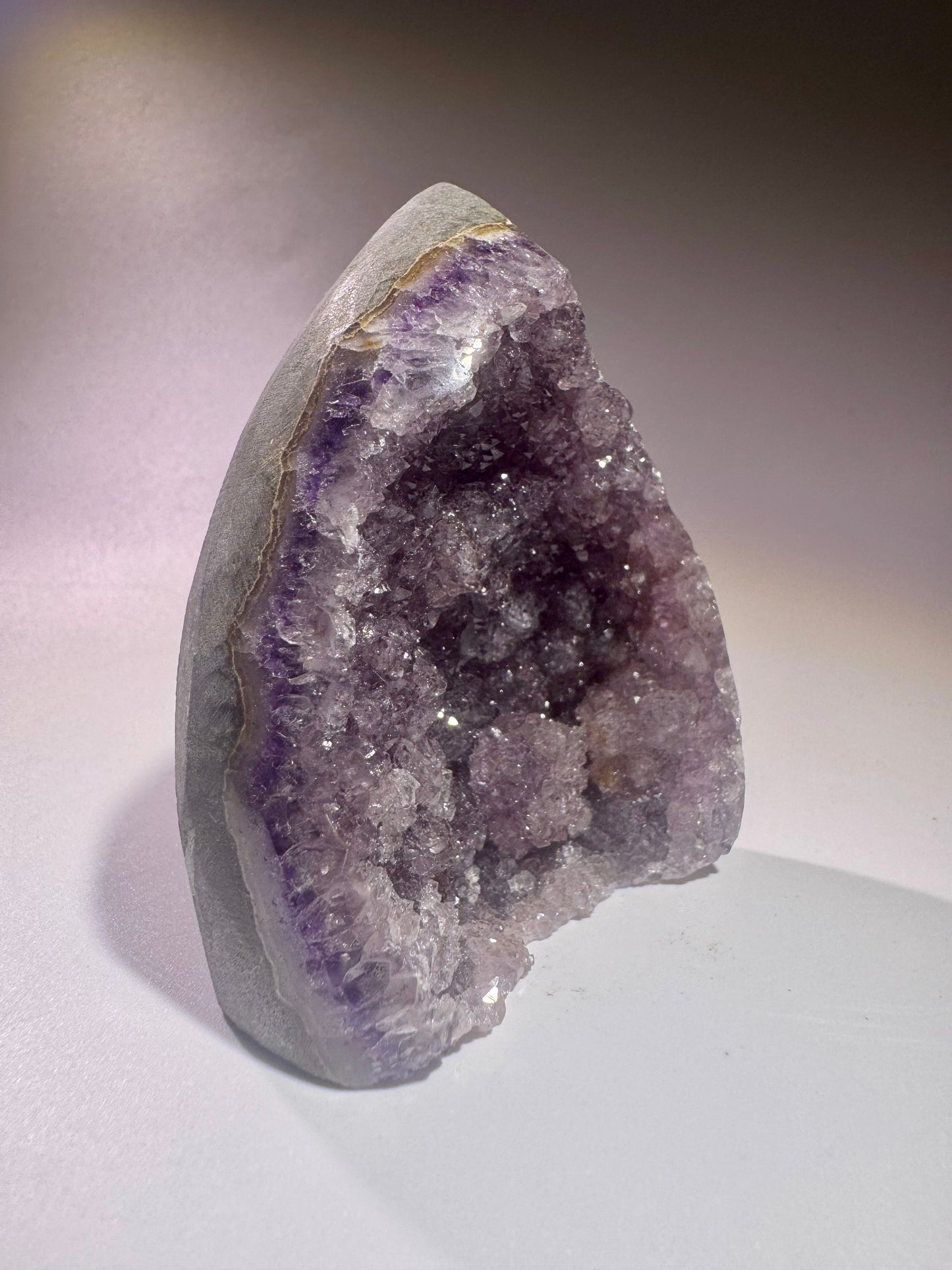 Funkelnde Rainbow Amethyst Flamme aus Uruguay - 7cm, 137g