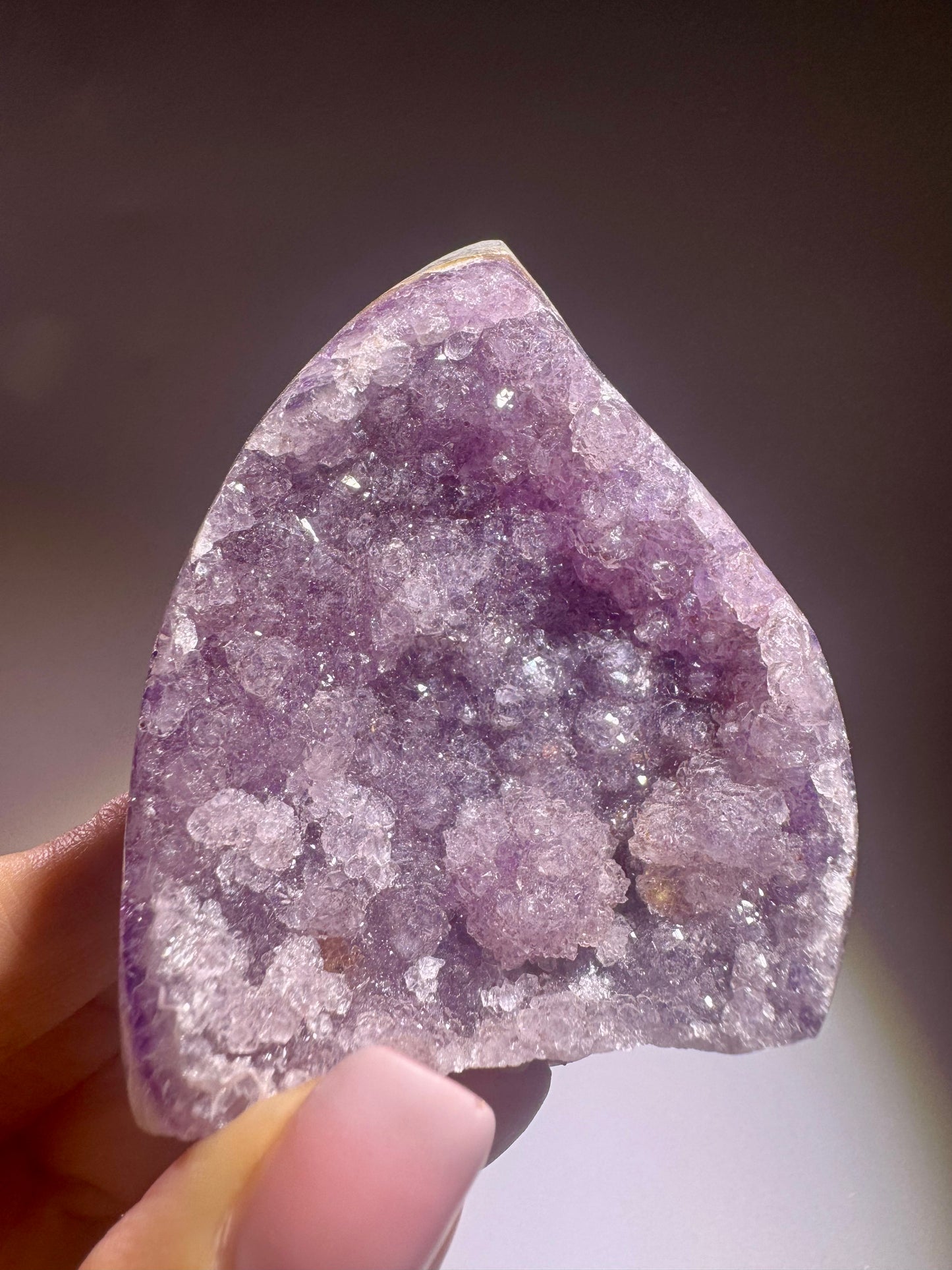 Funkelnde Rainbow Amethyst Flamme aus Uruguay - 7cm, 137g