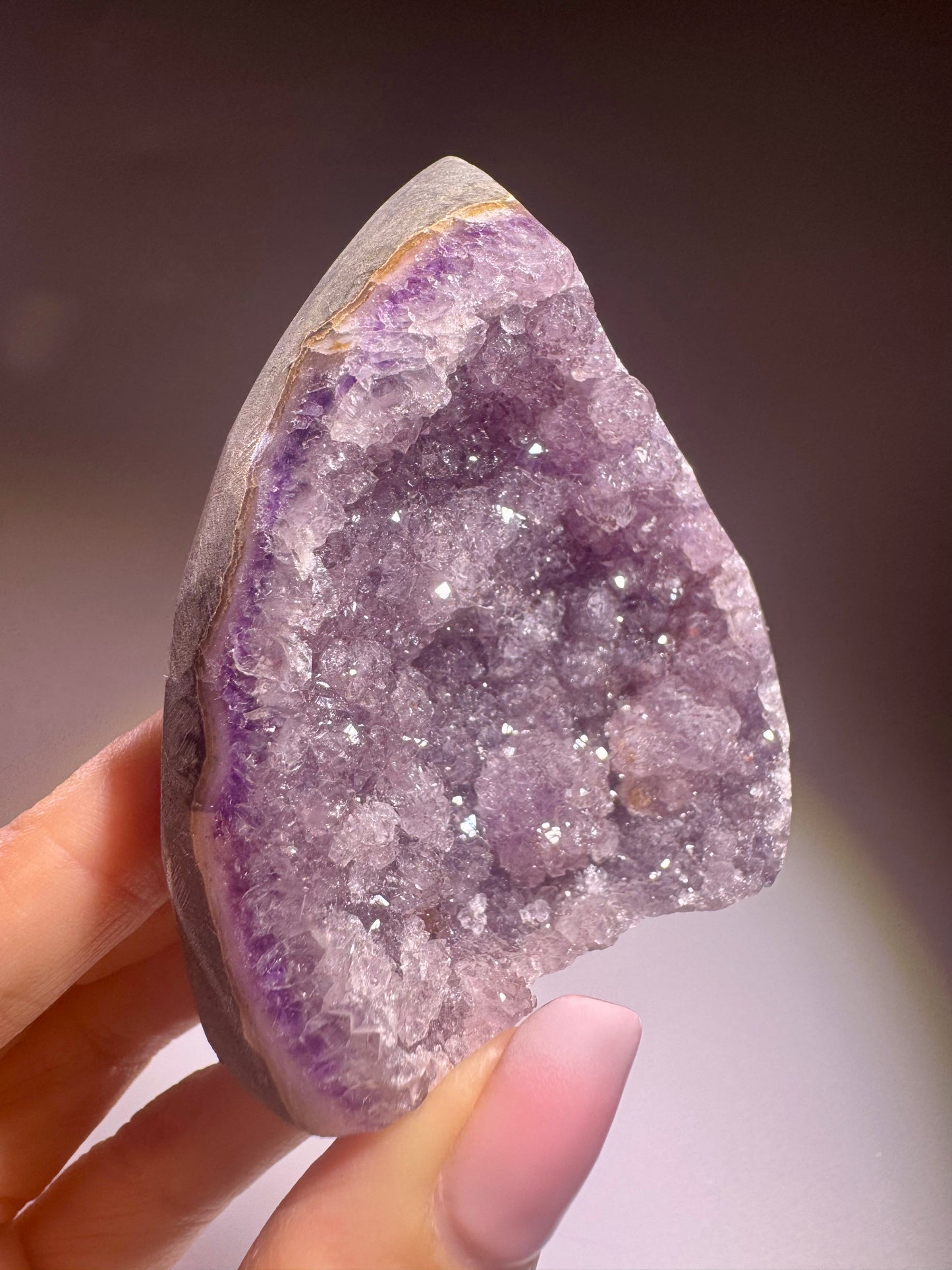 Funkelnde Rainbow Amethyst Flamme aus Uruguay - 7cm, 137g