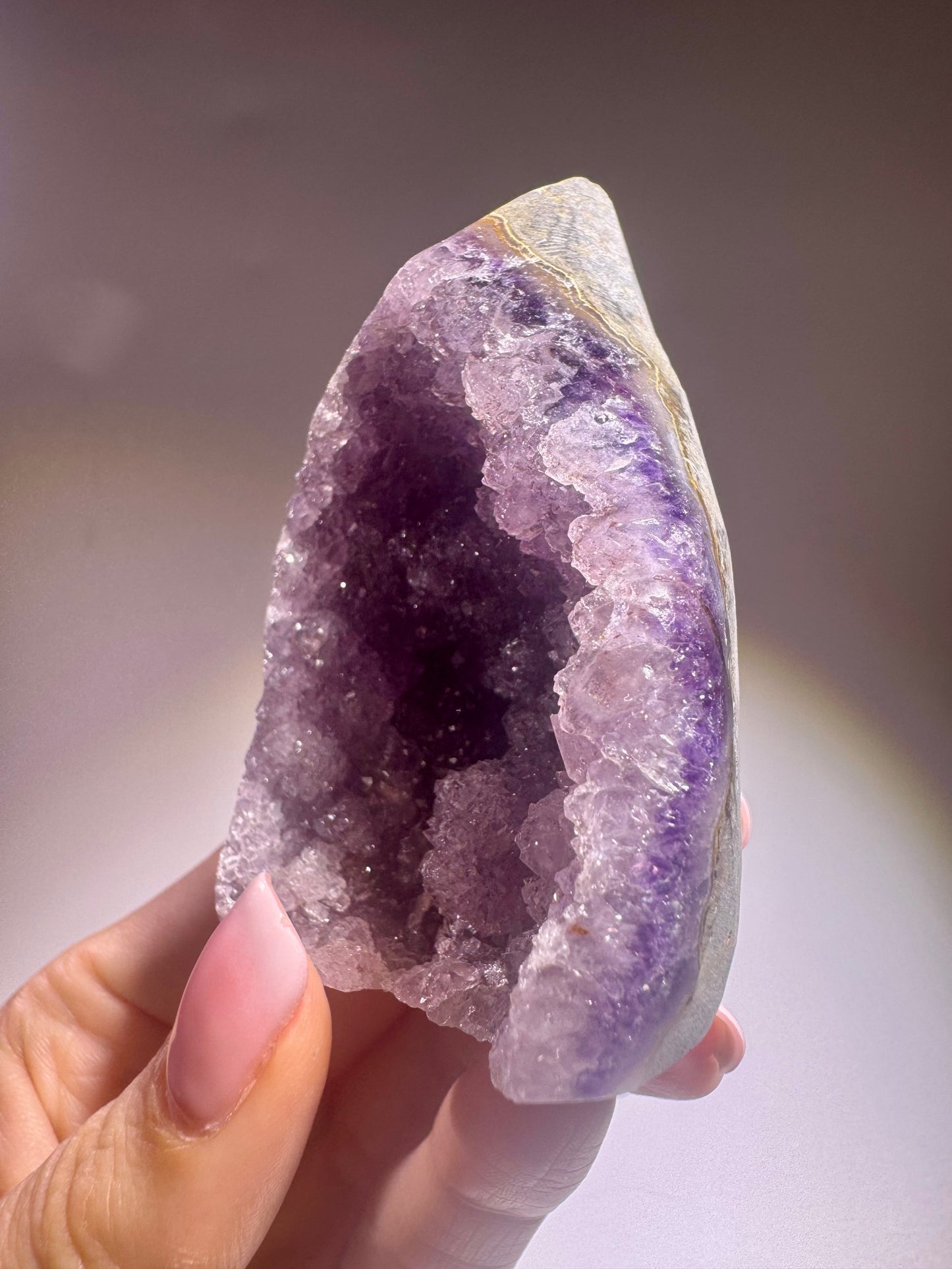 Funkelnde Rainbow Amethyst Flamme aus Uruguay - 7cm, 137g